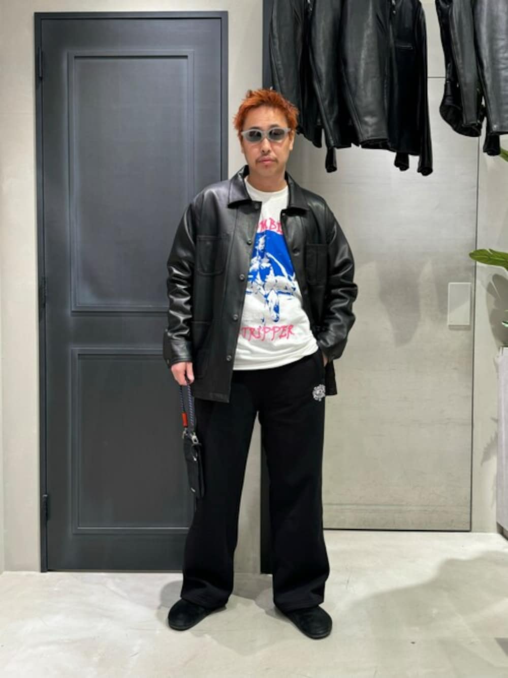 「レザー、ブラック、レザージャケット、Tシャツ、バッグ、BEAVER、カバーオール、お出かけコーデ、ライトアウター、サコッシュ」｜「TopologieのTopologie/トポロジー　Wares Straps 8.0㎜ Wrist Strap 【ストラップ単体】（スマホグッズ、ブラック系）」を使った、tenkuluさん（メンズ・174cm）の春コーディネートの1枚目の写真