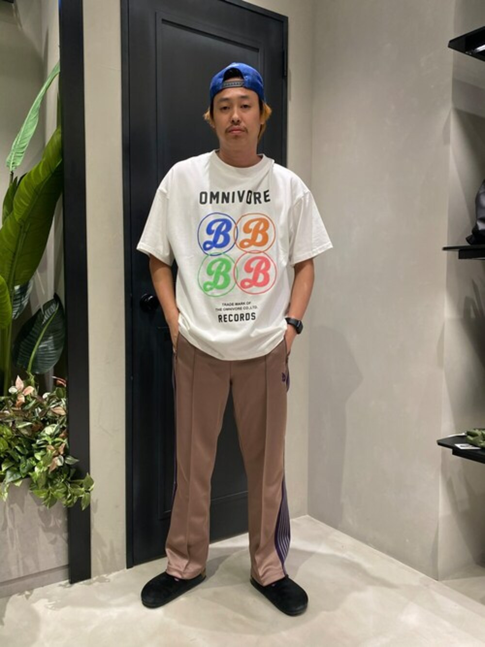 ホワイト系のTシャツ/カットソー、ブラック系のサンダルを着用したメンズの夏コーディネートの1枚目の写真