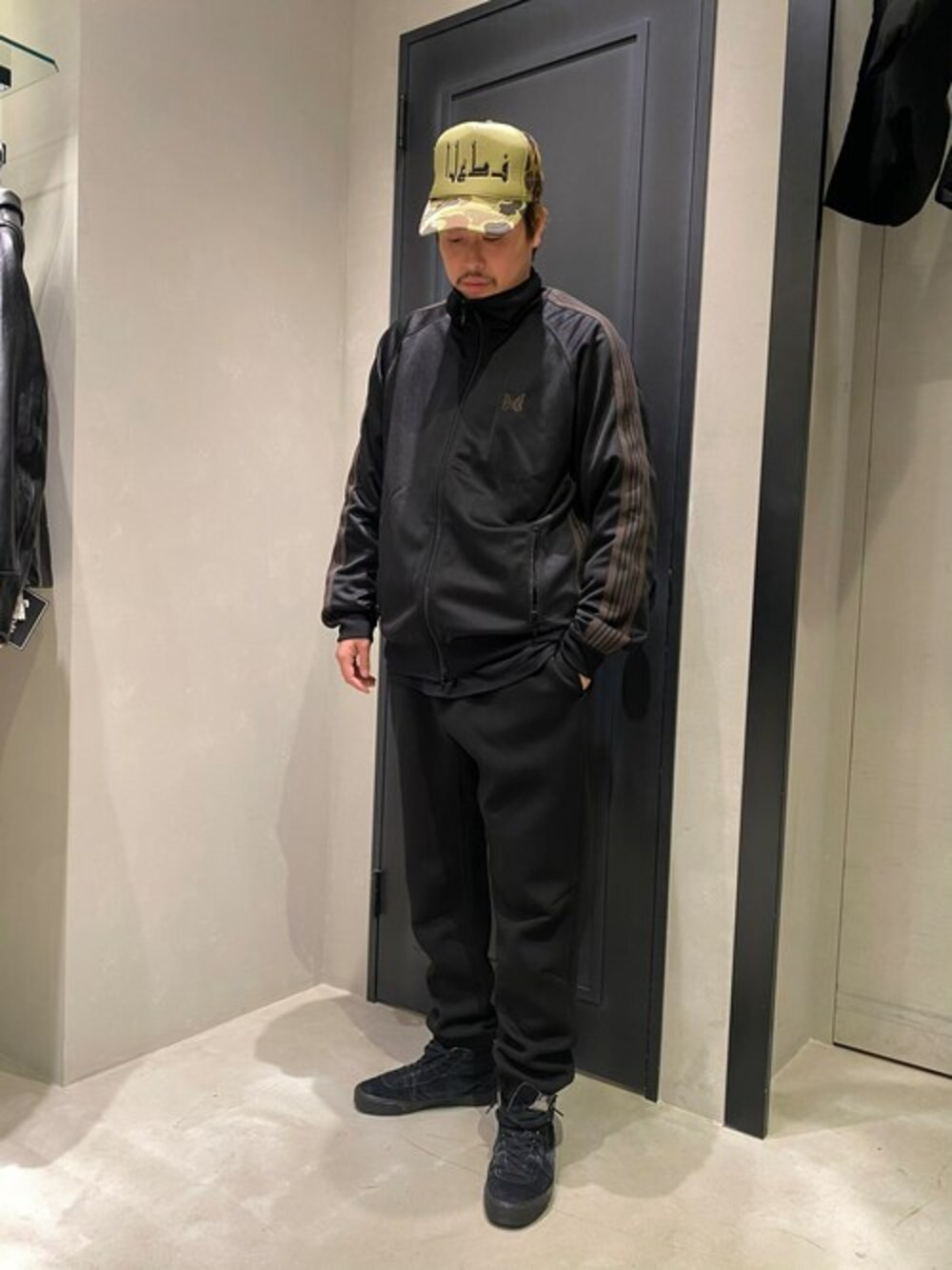 ブラック系のスウェットパンツを着用したメンズの秋コーディネートの1枚目の写真