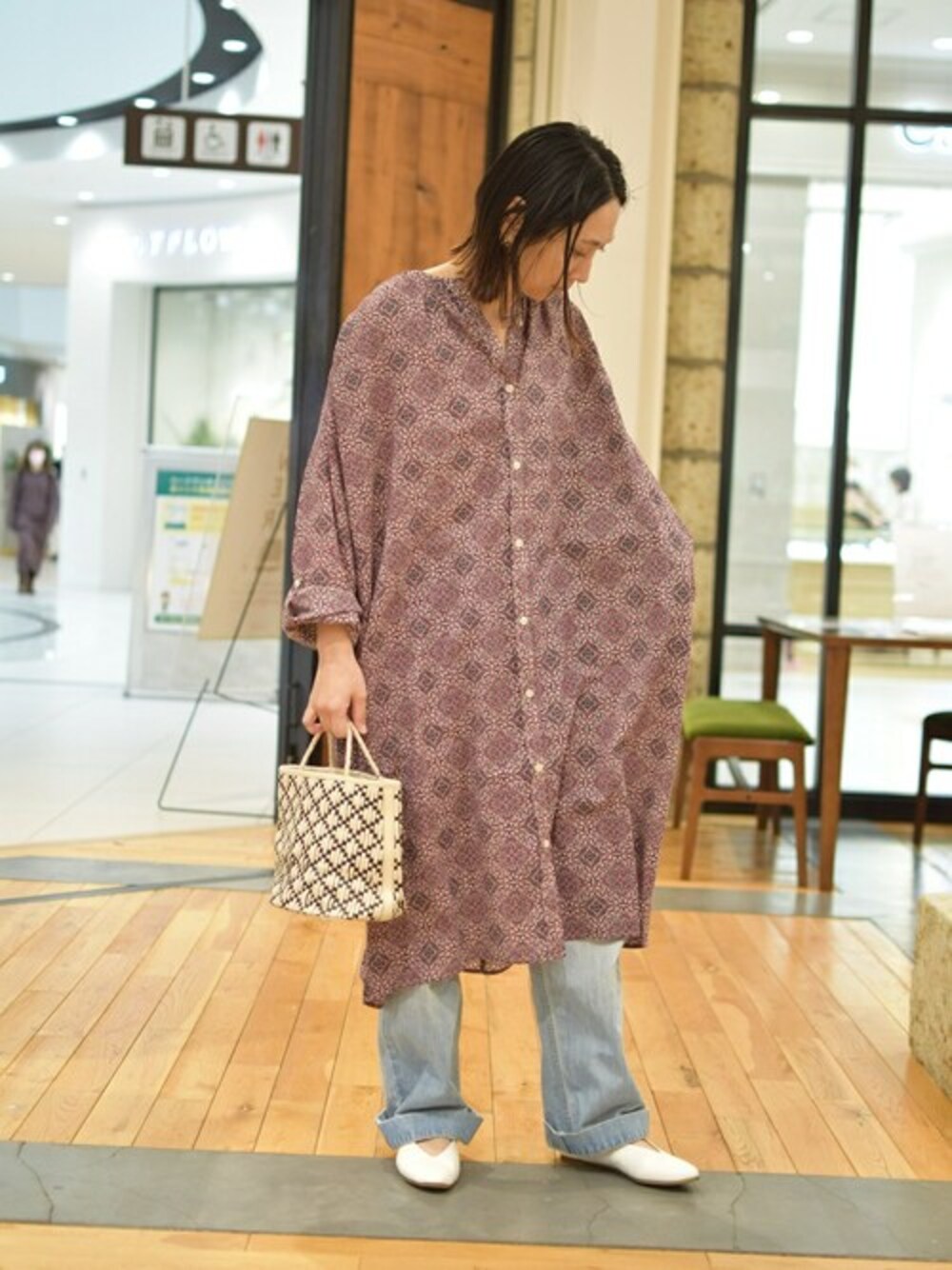 パープル系のワンピース、ホワイト系のパンプスを着用したレディースの春コーディネートの1枚目の写真