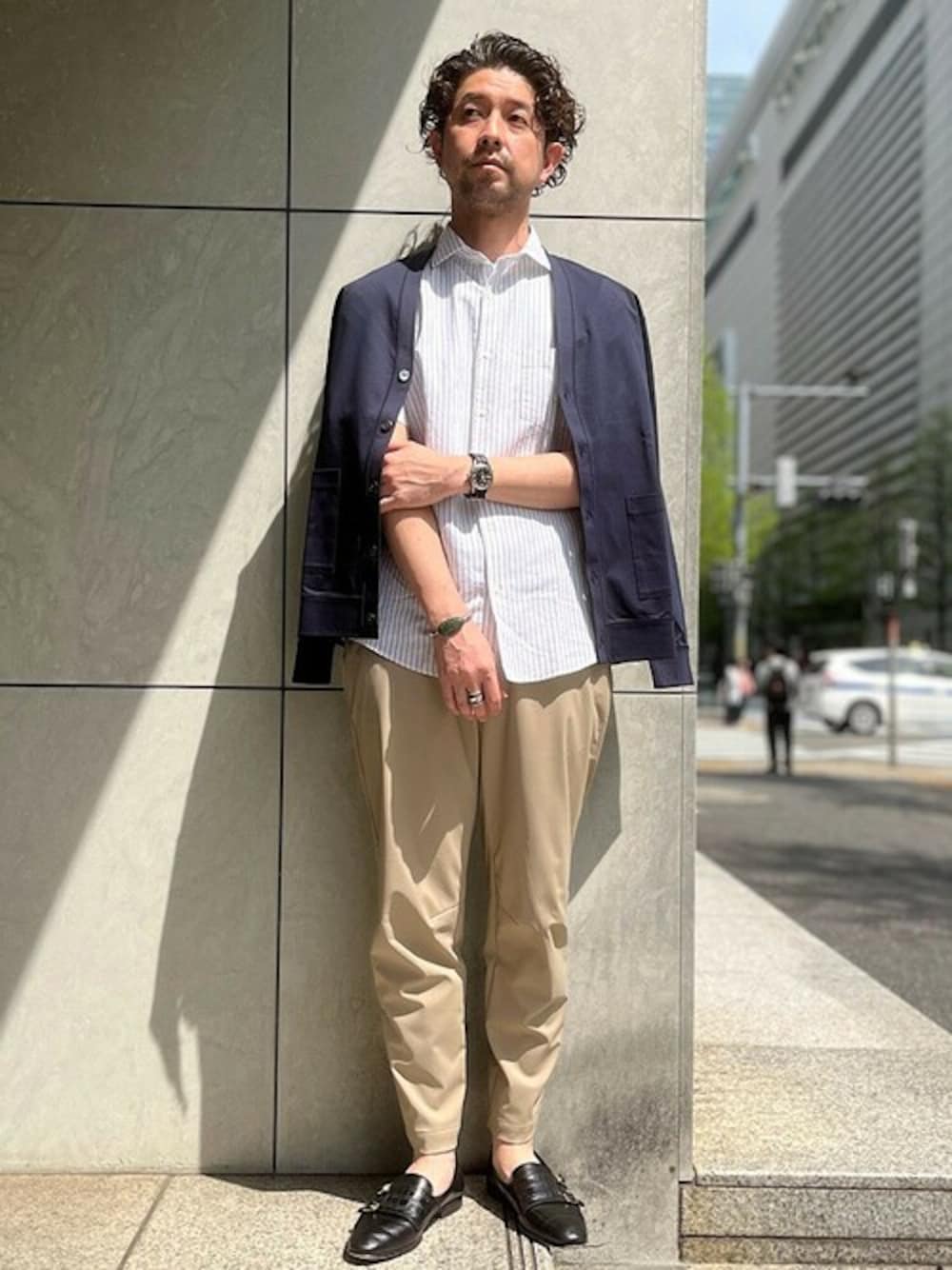 「カーディガン、セットアップ、SHIPS、リネン、イージーパンツ、オフィスカジュアル、半袖シャツ、初夏コーデ」｜「SHIPSのSHIPS:リネン コットン セミワイド ストライプ 半袖シャツ（シャツ/ブラウス、ホワイト系）」を使った、佐藤さん（メンズ・173cm）の春コーディネートの1枚目の写真