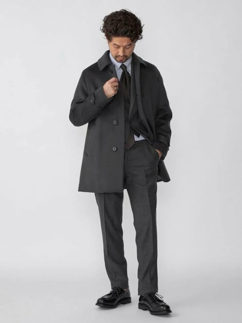 「セットアップ、ウールコート、シップス、SHIPS、タイドアップ、ビジネススタイル、カシミヤマフラー、カーコート、ロロピアーナ」｜「SHIPSのSHIPS: メリノウール 無地 ダブルフェイス ショート カーコート（ステンカラーコート、グレー系）」を使った、佐藤さん（メンズ・173cm）の秋コーディネートの1枚目の写真