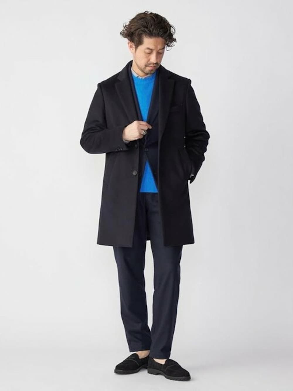 「セットアップ、チェスターコート、テーラードジャケット、シップス、SHIPS、カシミヤ、イージーパンツ、カラーシャツ、ビジネスカジュアル」｜「SHIPSのSHIPS:  7ゲージ 2PLY カシミヤ クルーネックニット（ニット/セーター、ブルー系）」を使った、佐藤さん（メンズ・173cm）の秋コーディネートの1枚目の写真