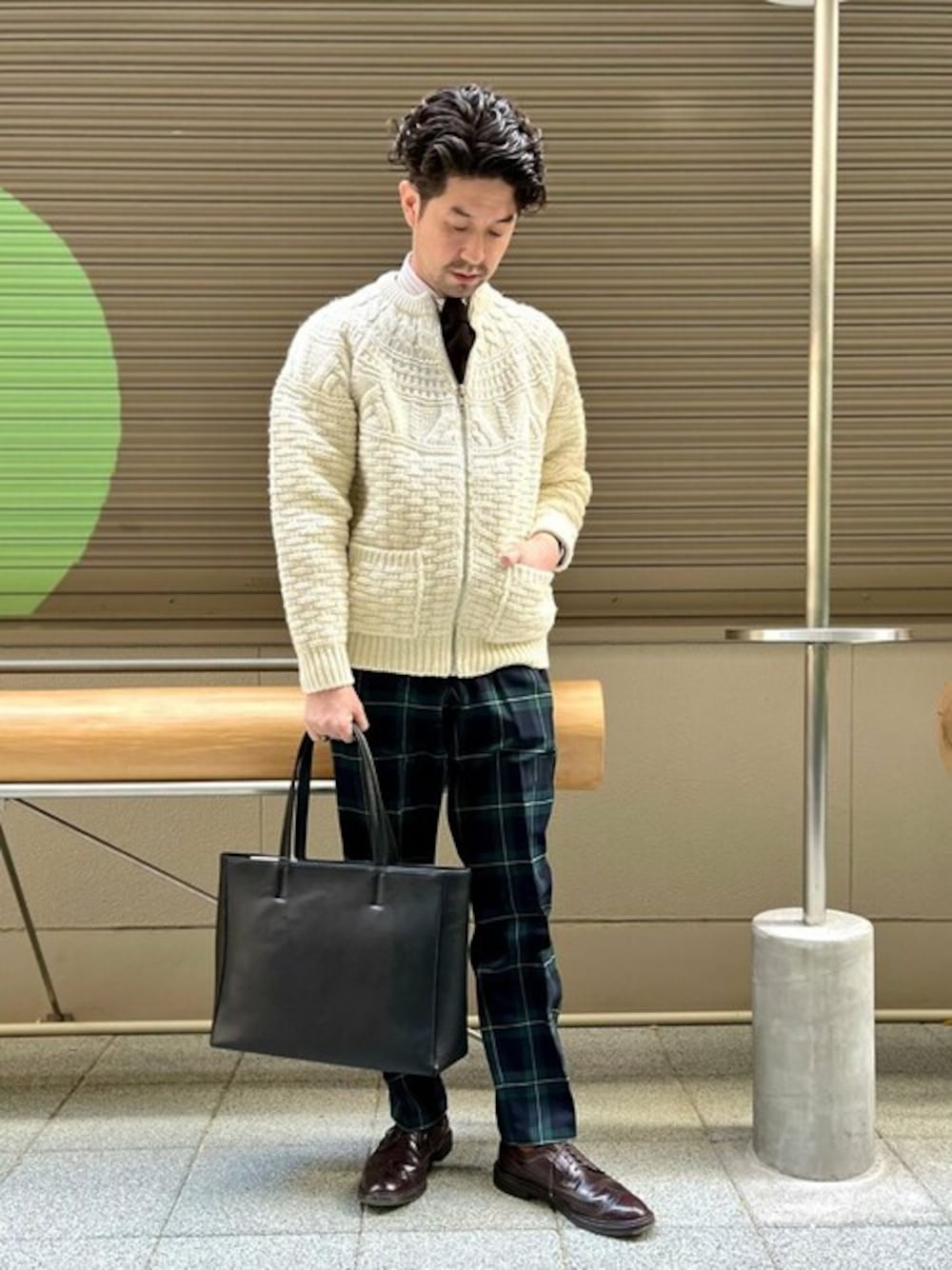 「カーディガン、トートバッグ、シップス、SHIPS、バトナー、BATONER、秋冬コーデ」｜「BATONERの【SHIPS別注】BATONER: スプレッド アラン ジップ カーディガン（カーディガン/ボレロ、ベージュ系）」を使った、佐藤さん（メンズ・173cm）の冬コーディネートの1枚目の写真