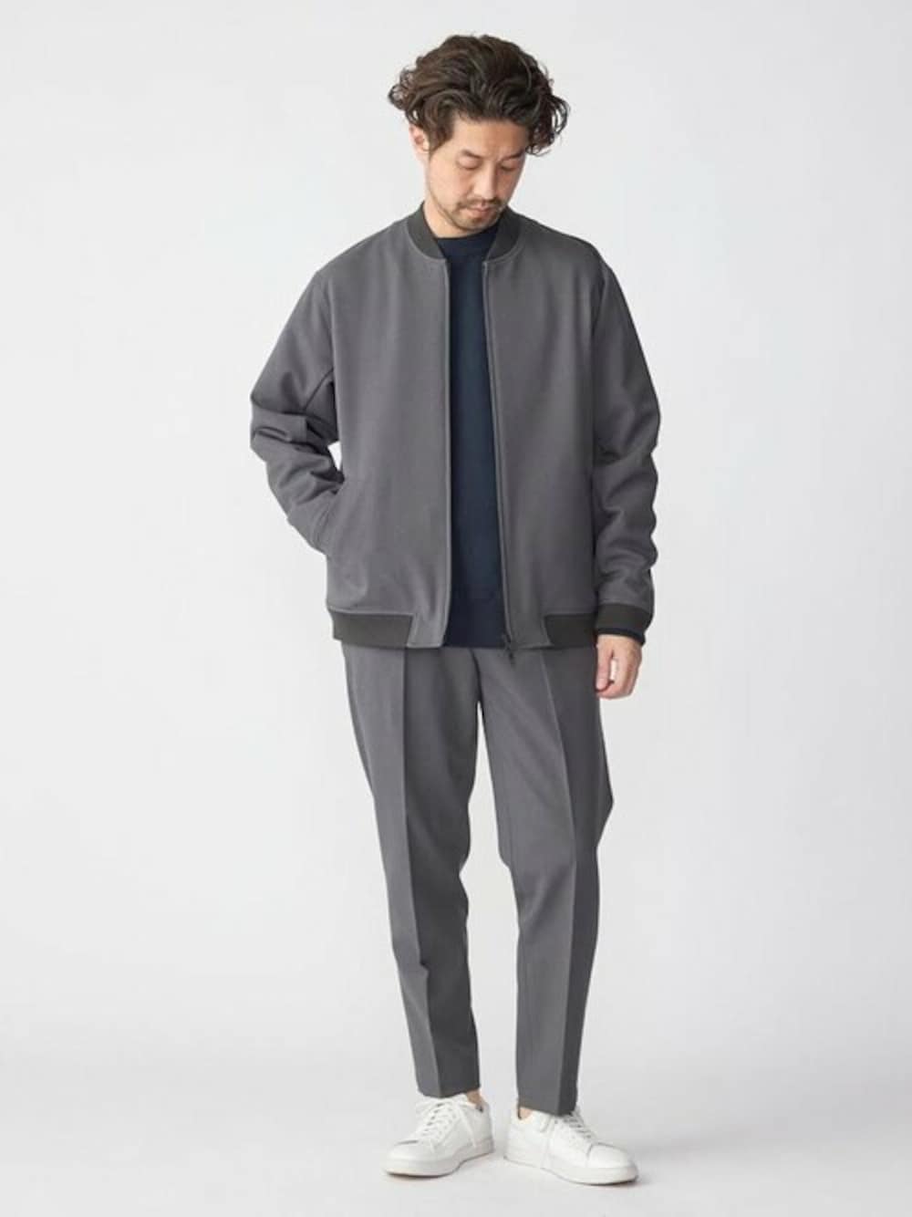 「スウェット、セットアップ、大人カジュアル、シップス、SHIPS、スポーティ、ダウンファブリック」｜「SHIPSのSHIPS: ダウンファブリック ストレッチ ジップ ブルゾン (セットアップ対応)（ブルゾン、グレー系）」を使った、佐藤さん（メンズ・173cm）の冬コーディネートの1枚目の写真