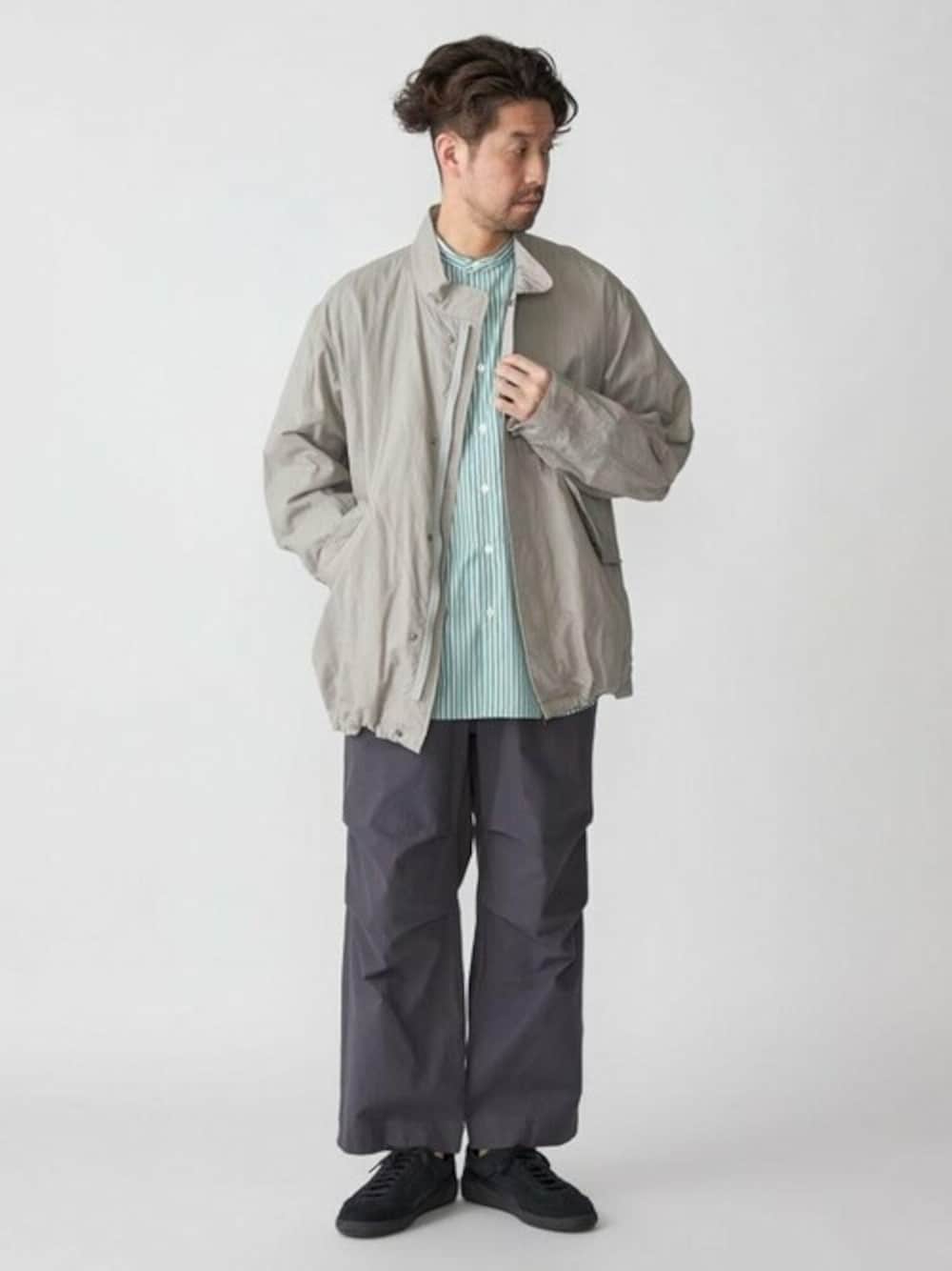 「大人カジュアル、カーゴパンツ、ミリタリージャケット、シップス、SHIPS、PUMA、春コーデ、ミリタリーコーデ」｜「SHIPSのSHIPS: スーピマコットン ブロード リラックス バンドカラーシャツ（シャツ/ブラウス、グリーン系）」を使った、佐藤さん（メンズ・173cm）の冬コーディネートの1枚目の写真