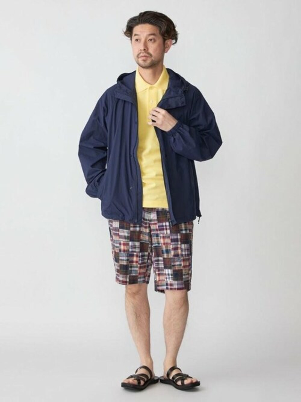 「マウンテンパーカー、LACOSTE、シップス、SHIPS、ポロシャツ、ラコステ、春夏コーデ」｜「LACOSTEの【SHIPS別注】LACOSTE: NEW 70's ドロップテイル ポロシャツ（ポロシャツ、ベージュ系）」を使った、佐藤さん（メンズ・173cm）の春コーディネートの1枚目の写真