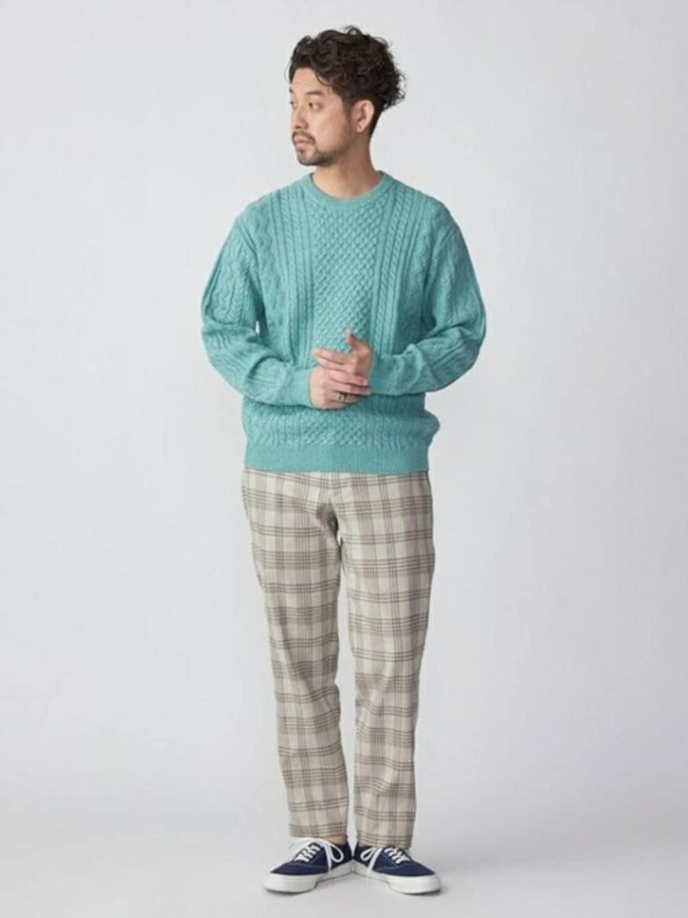 「グリーン、シップス、チェックパンツ、SHIPS、デッキシューズ、アランニット、春ニット、春カラー、リネンニット、asahi」｜「SHIPSのSHIPS:〈手洗い可能〉リネン/コットン TEXBRID(R) ランダムアラン クルーネックニット（ニット/セーター、グリーン系）」を使った、佐藤さん（メンズ・173cm）の春コーディネートの1枚目の写真