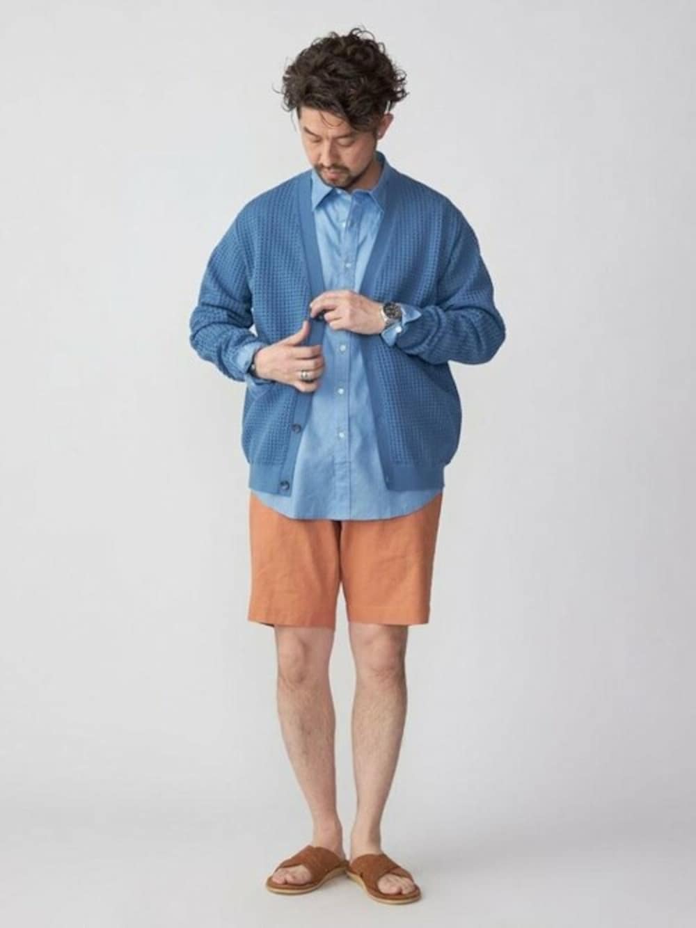 「ショートパンツ、シップス、SHIPS、チノパンツ、サンダル、リネン、カラーシャツ、キャンバストート、ISLAND SLIPPER」｜「SHIPSのSHIPS: SOLOTEX(R) サフィラン リネン ハイブリッド レギュラーカラーシャツ（シャツ/ブラウス、ブルー系）」を使った、佐藤さん（メンズ・173cm）の春コーディネートの1枚目の写真