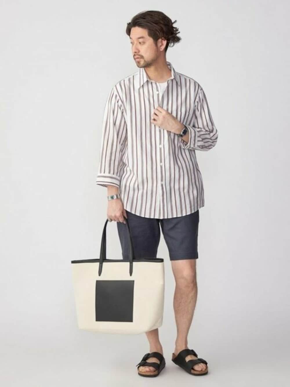 「チノパン、トートバック、大人カジュアル、シップス、SHIPS、リネン、シャツスタイル、キャンバストート」｜「SHIPSのSHIPS: Herdmans コットン/リネン 7スリーブ シャツ（シャツ/ブラウス、ブラウン系）」を使った、佐藤さん（メンズ・173cm）の夏コーディネートの1枚目の写真