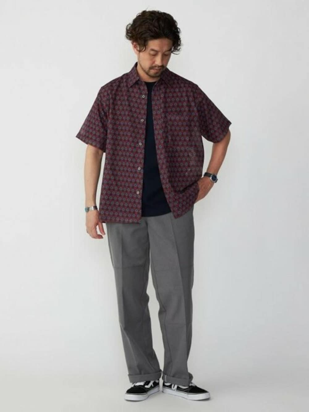 「シャツ、シップス、SHIPS、ディッキーズ(Dickies)、メッシュ素材、プリント柄」｜「SHIPSのSHIPS: メッシュ プリント レギュラーカラーシャツ（シャツ/ブラウス、レッド系）」を使った、佐藤さん（メンズ・173cm）の夏コーディネートの1枚目の写真