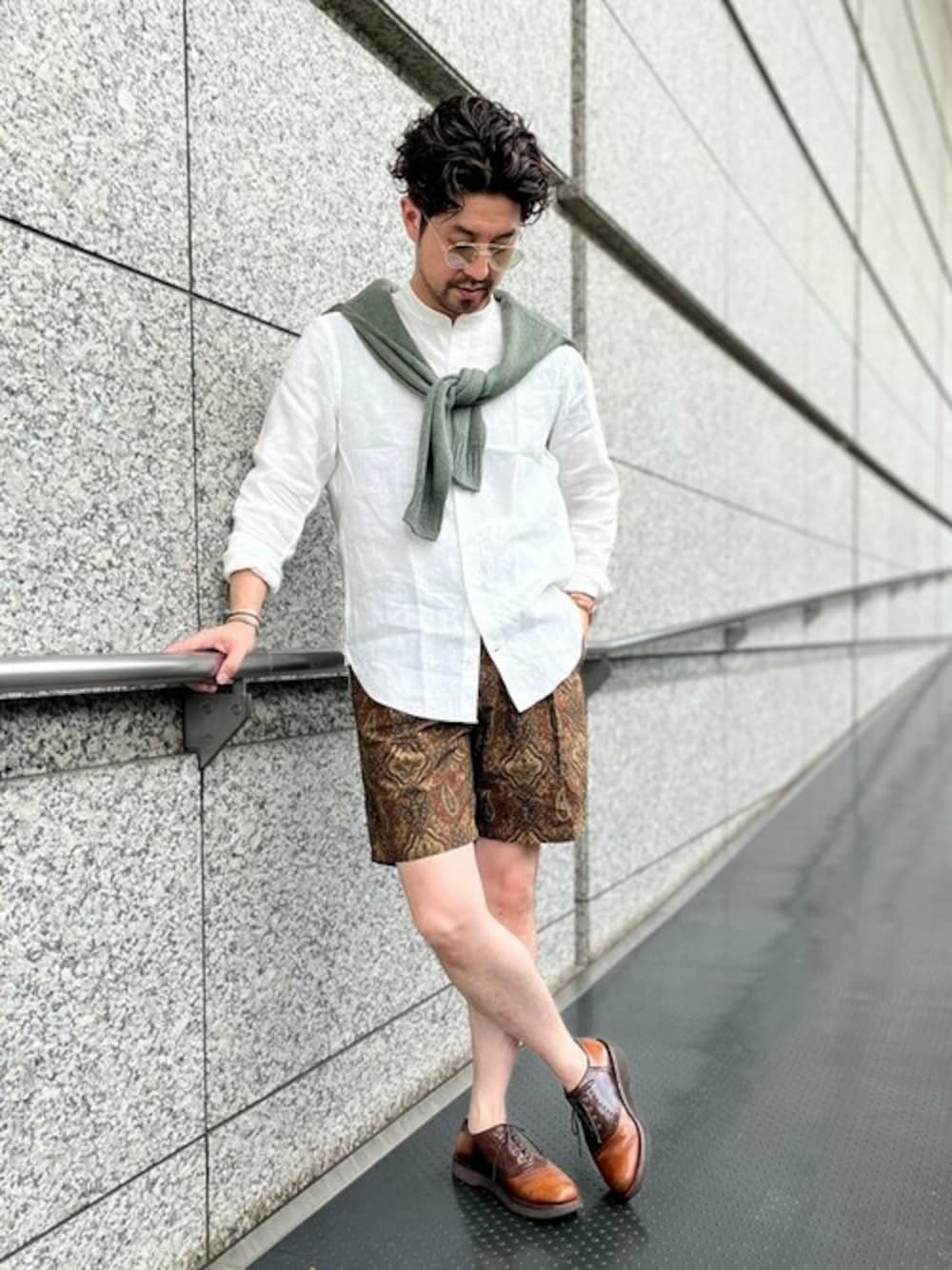 「チノパン、シップス、SHIPS、リネン、バティック柄、プレッピースタイル、SOUTHWICK、バンドカラーシャツ」｜「SOUTHWICKのSouthwick Gate Label: リネン バンドカラーシャツ（シャツ/ブラウス、ホワイト系）」を使った、佐藤さん（メンズ・173cm）の夏コーディネートの1枚目の写真