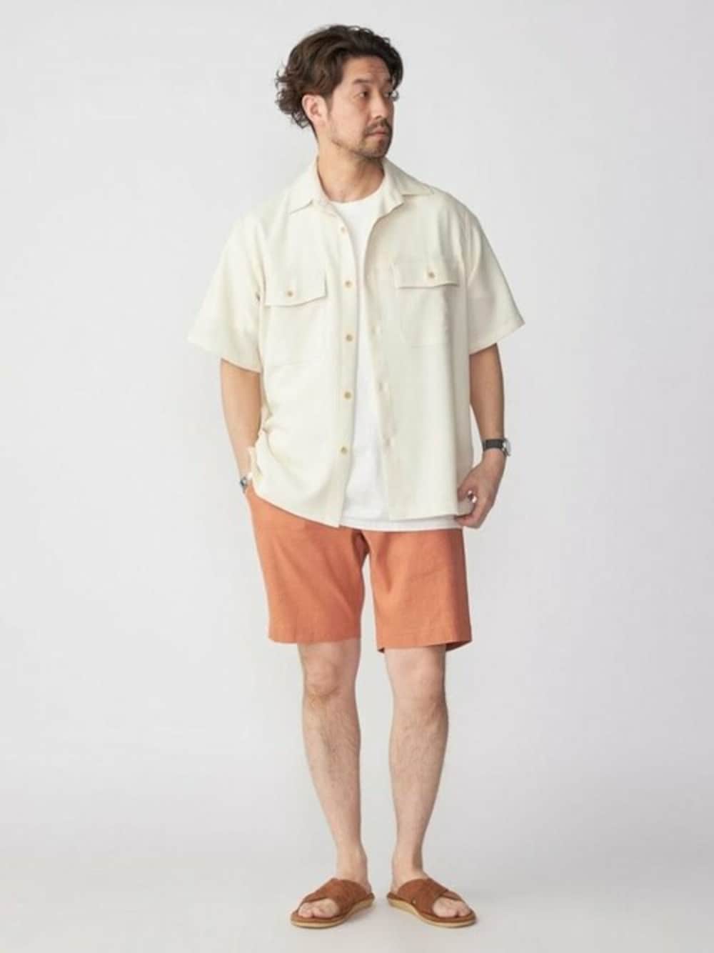 「シップス、SHIPS、半袖シャツ、リネンショーツ、アイランドスリッパー」｜「SHIPSのSHIPS: MADE IN JAPAN ドライタッチ パナマ Wポケットシャツ（シャツ/ブラウス、ベージュ系）」を使った、佐藤さん（メンズ・173cm）の夏コーディネートの1枚目の写真