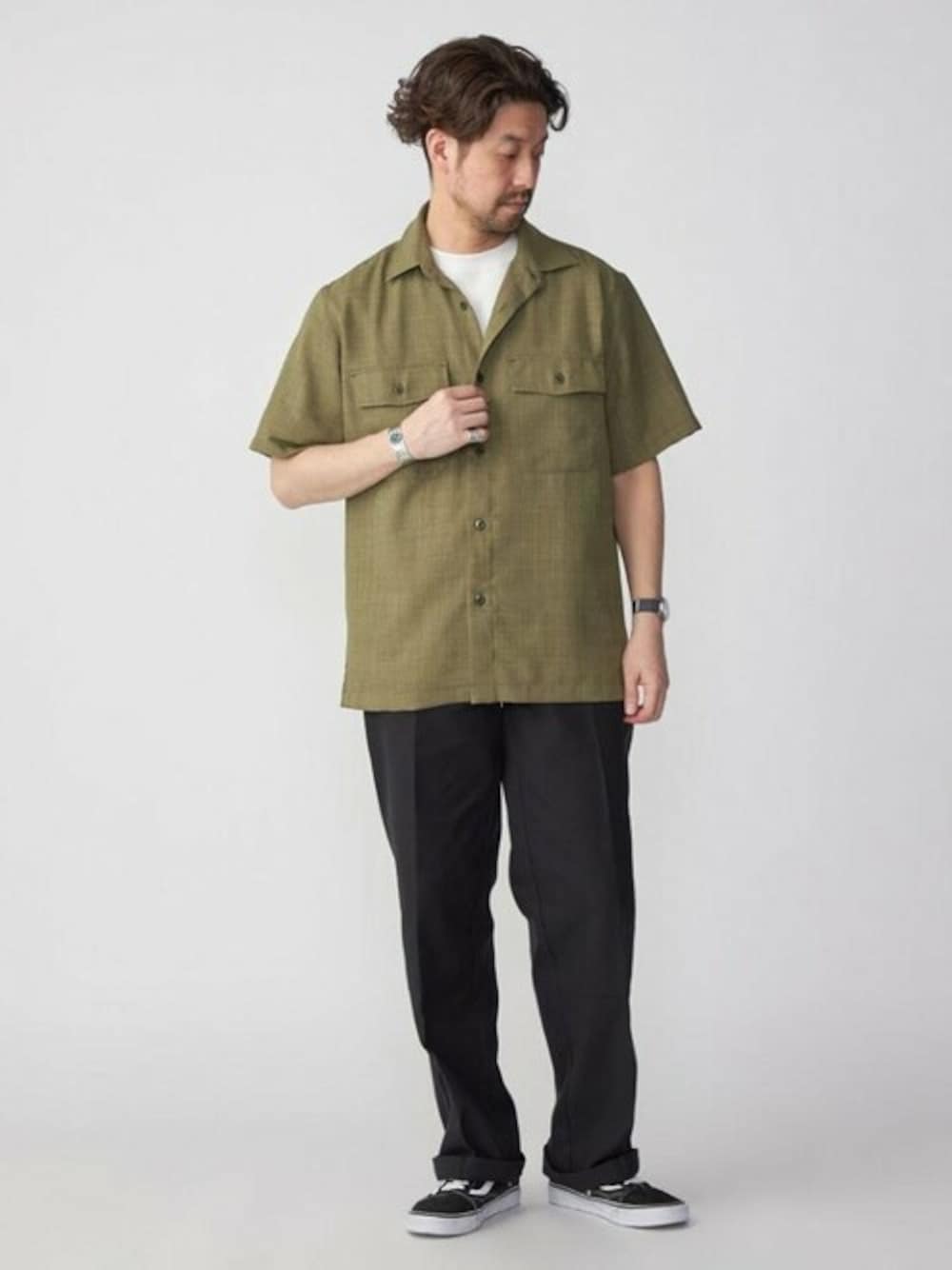 「シップス、SHIPS、ディッキーズ(Dickies)、Ｗポケット、ダブルポケット、USAコットン、ドライタッチ」｜「SHIPSのSHIPS: MADE IN JAPAN ドライタッチ パナマ Wポケットシャツ（シャツ/ブラウス、グリーン系）」を使った、佐藤さん（メンズ・173cm）の夏コーディネートの1枚目の写真