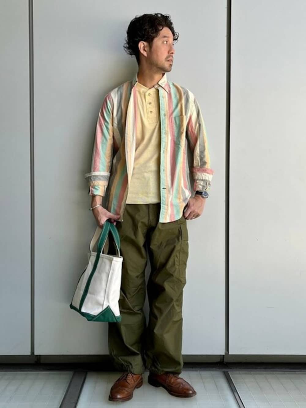 「トートバッグ、カーゴパンツ、シップス、SHIPS、LL.Bean、シャツスタイル、マルチストライプ」｜「SHIPSのSHIPS STANDARD: スーピマ ブロックス M51 カーゴパンツ（カーゴパンツ、グリーン系）」を使った、佐藤さん（メンズ・173cm）の夏コーディネートの1枚目の写真