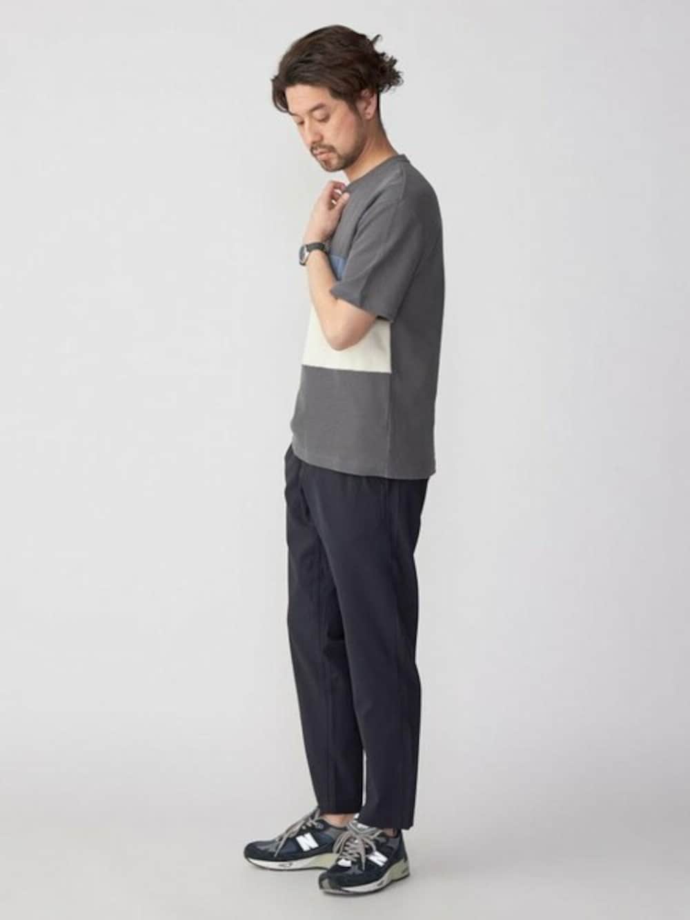 「Tシャツ、大人カジュアル、シップス、SHIPS、シンプルコーデ」｜「SHIPSのSHIPS: カラー ブロック パネル クルーネック Tシャツ（Tシャツ/カットソー、グレー系）」を使った、佐藤さん（メンズ・173cm）の夏コーディネートの1枚目の写真