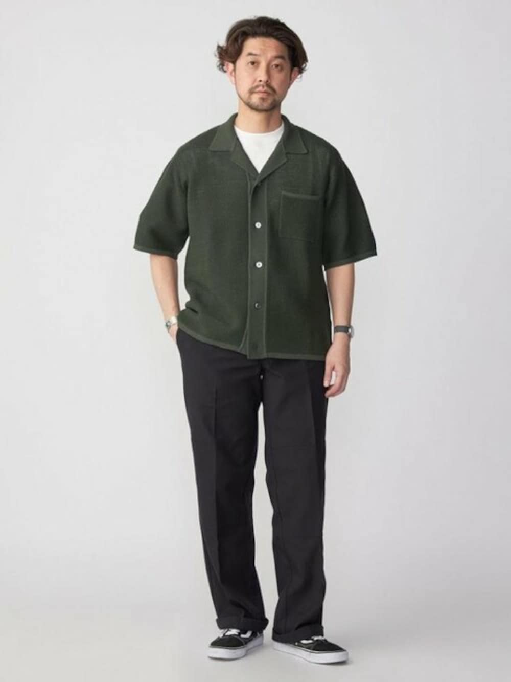 「チノパン、別注、Dickies、シップス、SHIPS、ストリートコーデ、オープンカラーシャツ、ニットシャツ」｜「SHIPSのSHIPS:〈手洗い可能〉クロシェライク サマーニット オープンカラーシャツ（シャツ/ブラウス、グリーン系）」を使った、佐藤さん（メンズ・173cm）の夏コーディネートの1枚目の写真