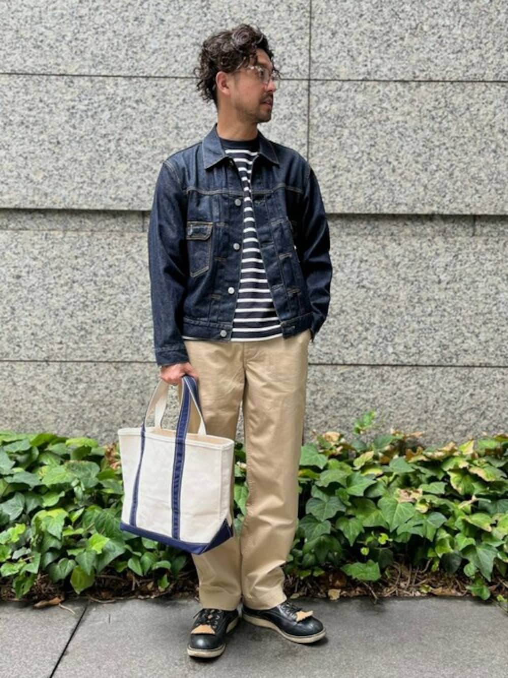 「アメカジ、デニムジャケット、サングラス、トートバック、シップス、SHIPS、LL.Bean、TIMEX、IZIPIZI、秋服準備はじめました」｜「SHIPSのSHIPS STANDARD: スーピマ セルビッジ デニム トラッカージャケット（デニムジャケット、ブルー系）」を使った、佐藤さん（メンズ・173cm）の夏コーディネートの1枚目の写真
