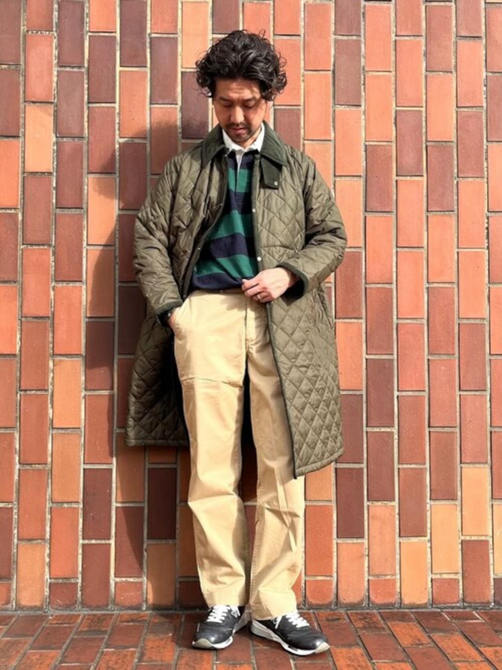 「スニーカー、アウター、シップス、SHIPS、チノパンツ、ボーダートップス、カジュアルコーデ、ラガーシャツ」｜「SOUTHWICKのSouthwick Gate Label: ヘビーウェイト ジャージ ラグビーシャツ（ポロシャツ、グリーン系）」を使った、佐藤さん（メンズ・173cm）の秋コーディネートの1枚目の写真