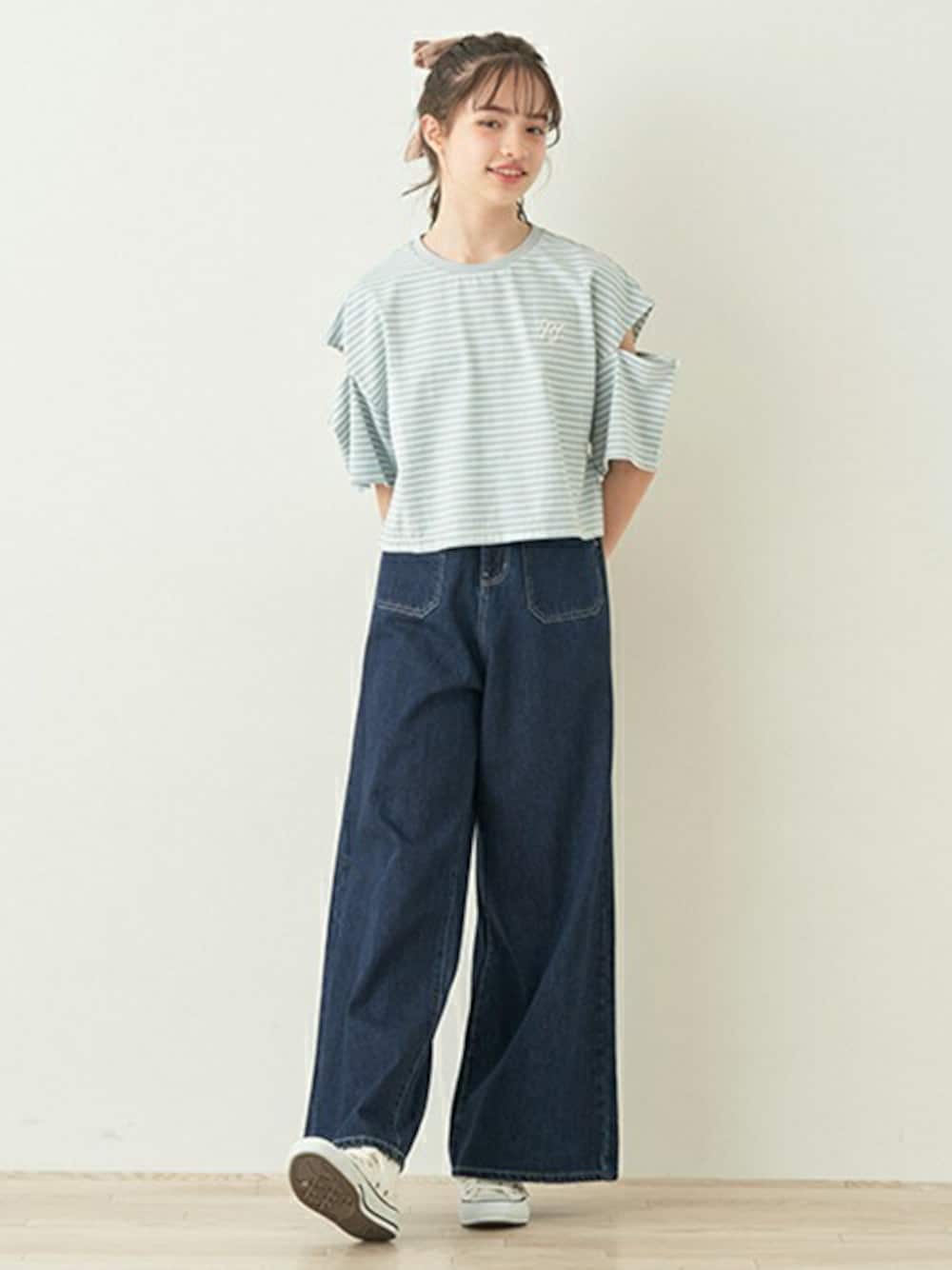 デニムパンツを使った「クロップドTシャツ」の人気ファッション