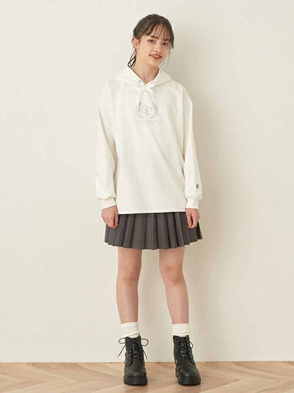 「冬コーデ、お出かけコーデ、女の子、厚底ブーツ、ジュニア、紐アレンジ、ダンボールパーカー、プリーツスカパン、pom ponette junior、ポンポネットジュニア」｜「pom ponette juniorのニットプリーツスカパン（スカート、グレー系）」を使った、Lovetoxicさん（キッズ・160cm）の冬コーディネートの1枚目の写真