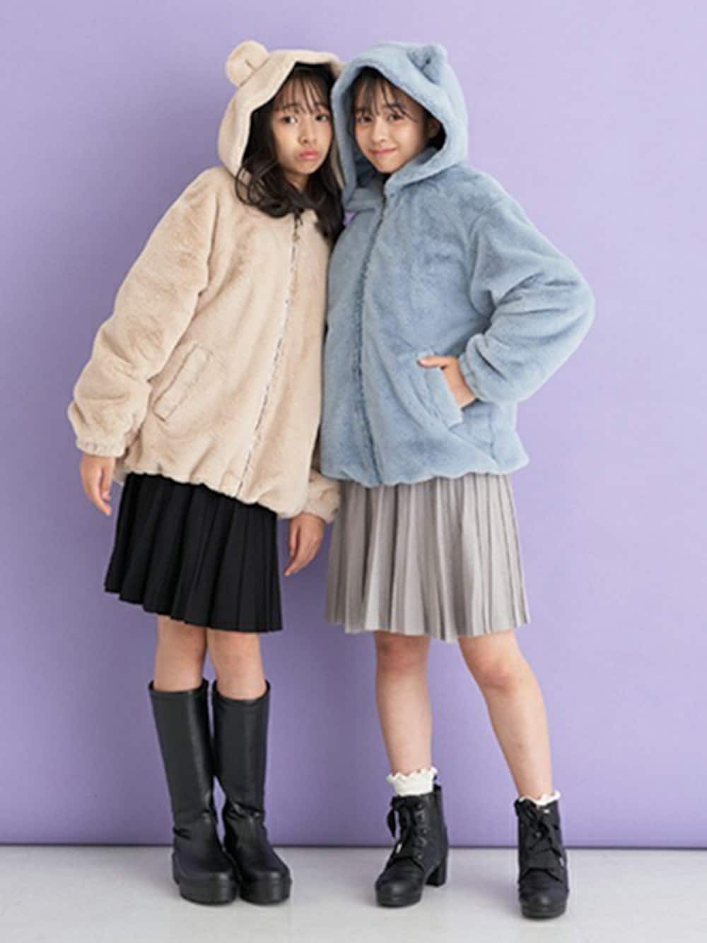 「冬コーデ、ふわふわ、もこもこ、ファーブルゾン、女の子、ブーツコーデ、ジュニア、耳付き帽子、mezzo piano junior、メゾピアノジュニア」｜「mezzo piano Juniorのニットプリーツスカート（スカート、ブラック系）」を使った、Lovetoxicさん（キッズ・150cm）の冬コーディネートの1枚目の写真