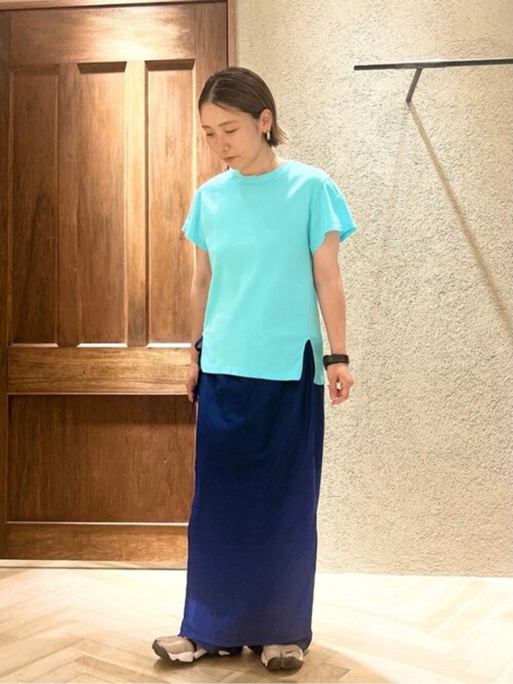 「yuniのコットンキュプラプロダクトダイ　ラップパンツ　1701PT049241（その他パンツ、ブルー系）」を使った、yuni 杉山さん（レディース・150cm）の春コーディネートの1枚目の写真