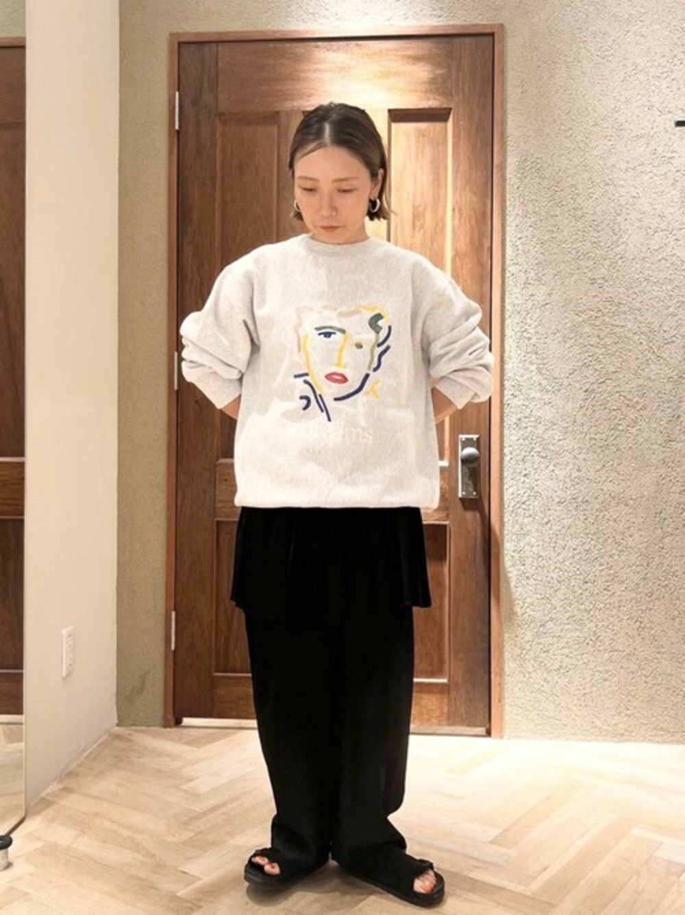 「yuniのスウェット dreams embroidery プルオーバー　1701CT004242（スウェット、グレー系）」を使った、yuni 杉山さん（レディース・150cm）の秋コーディネートの1枚目の写真
