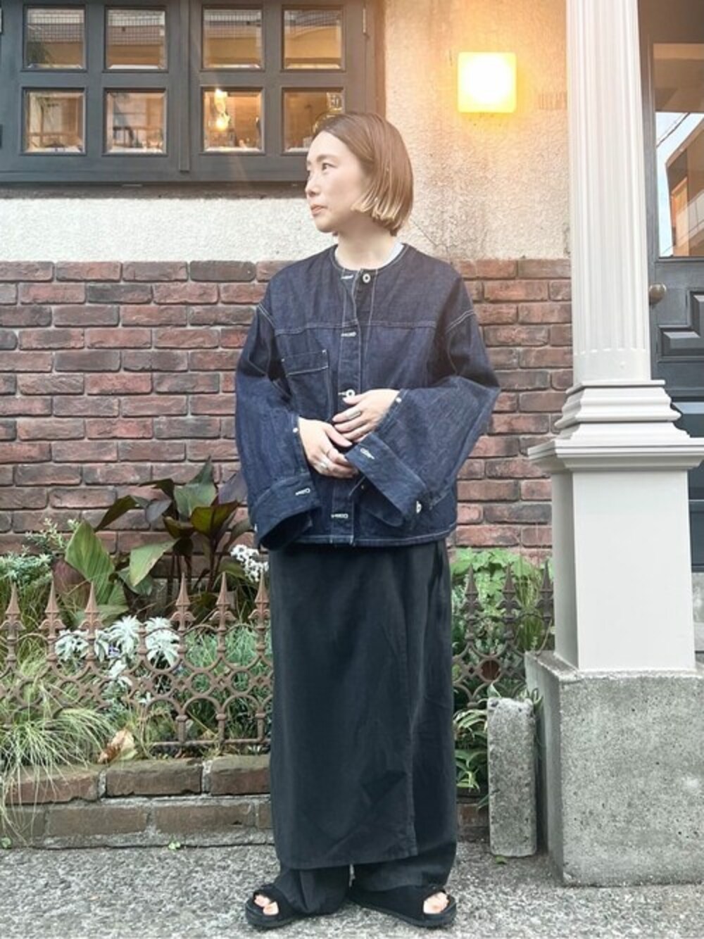 「yuniの11oz デニム スリットスリーブ ブルゾン　1701BZ005242（デニムジャケット、ブルー系）」を使った、yuni 杉山さん（レディース・150cm）の秋コーディネートの1枚目の写真