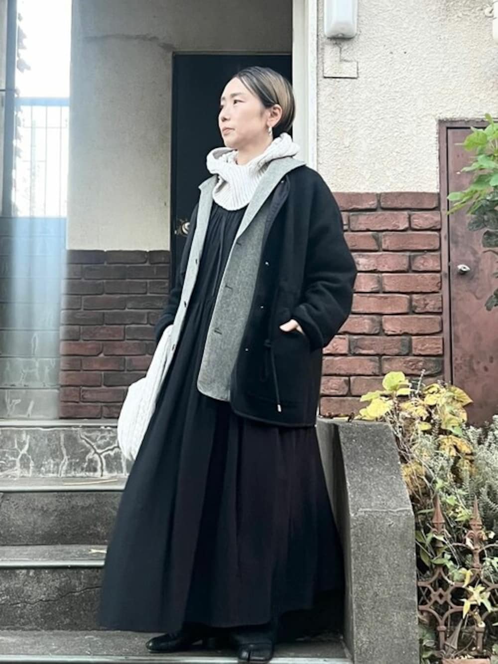 「yuniの△super140 シープパイル インナージャケット（ノーカラージャケット、ブラック系）」を使った、yuni 杉山さん（レディース・150cm）の冬コーディネートの1枚目の写真