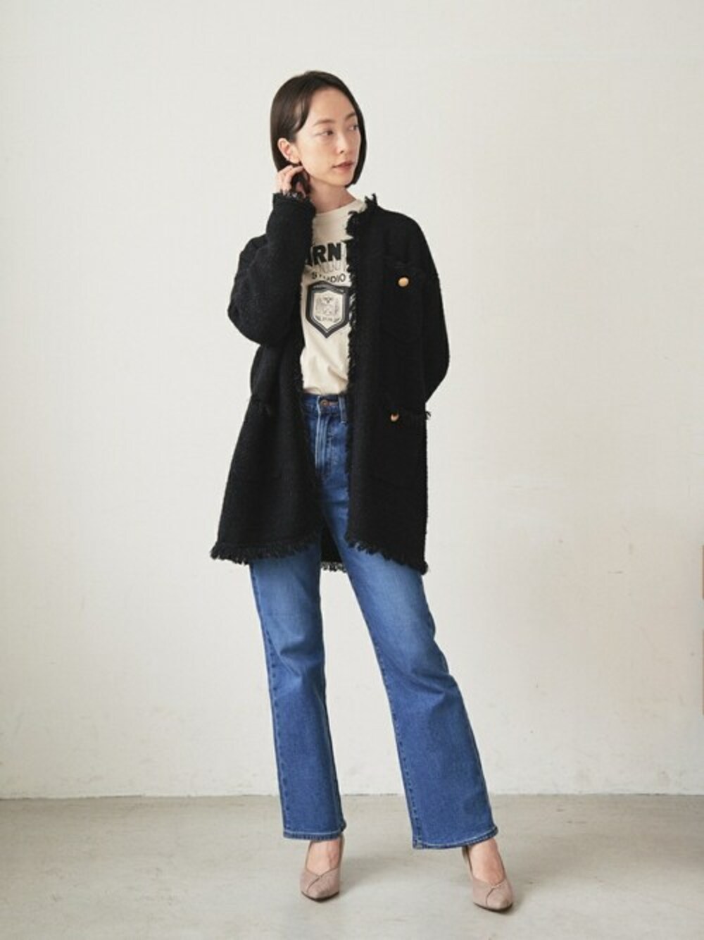 ベージュ系のパンプスを着用したレディースの秋コーディネートの1枚目の写真