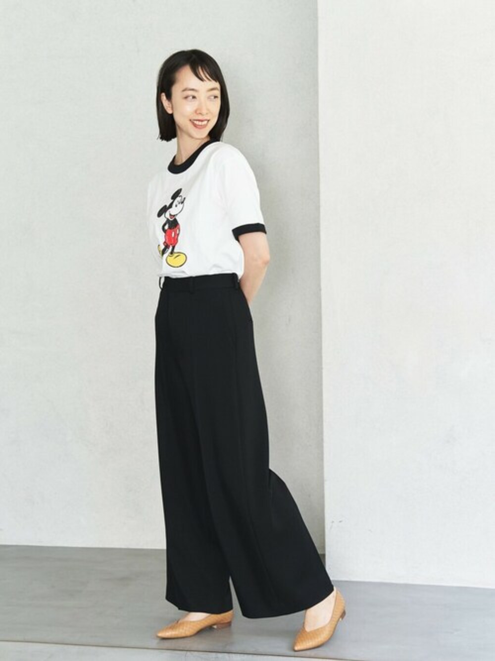 イエロー系のその他シューズを着用したレディースの夏コーディネートの1枚目の写真