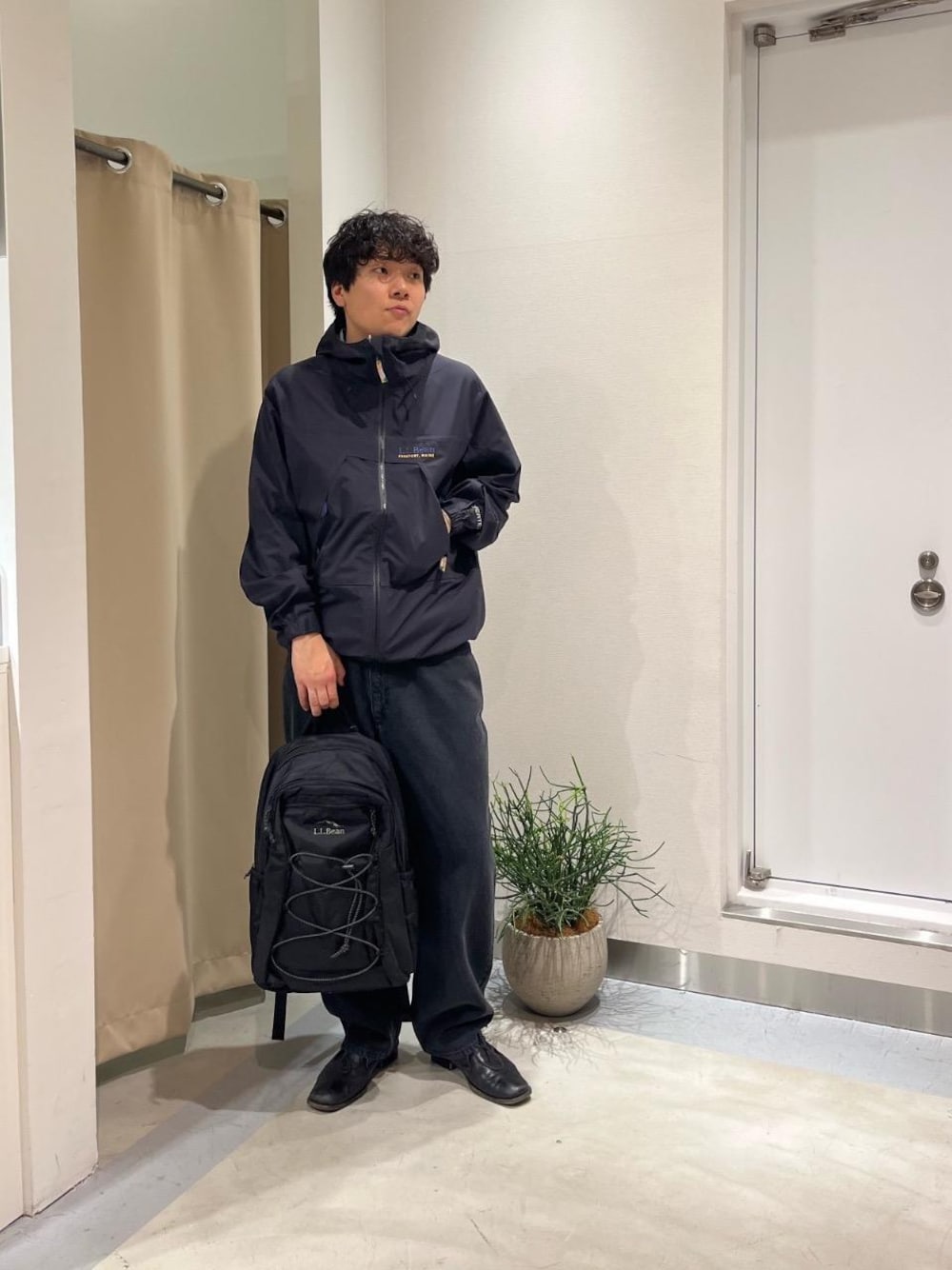 「ブラックコーデ、メンズ、ナイロンジャケット、メンズファッション、エルエルビーン、llbeanjapan、BeanOutsider、llbeanstyling、LLbean、pertex」｜「L.L.Beanの【JAPAN EDITION】デクスター・コンフォート・ウエスト・ジーンズ（デニムパンツ、ブラック系）」を使った、daichiさん（メンズ・178cm）の春コーディネートの1枚目の写真
