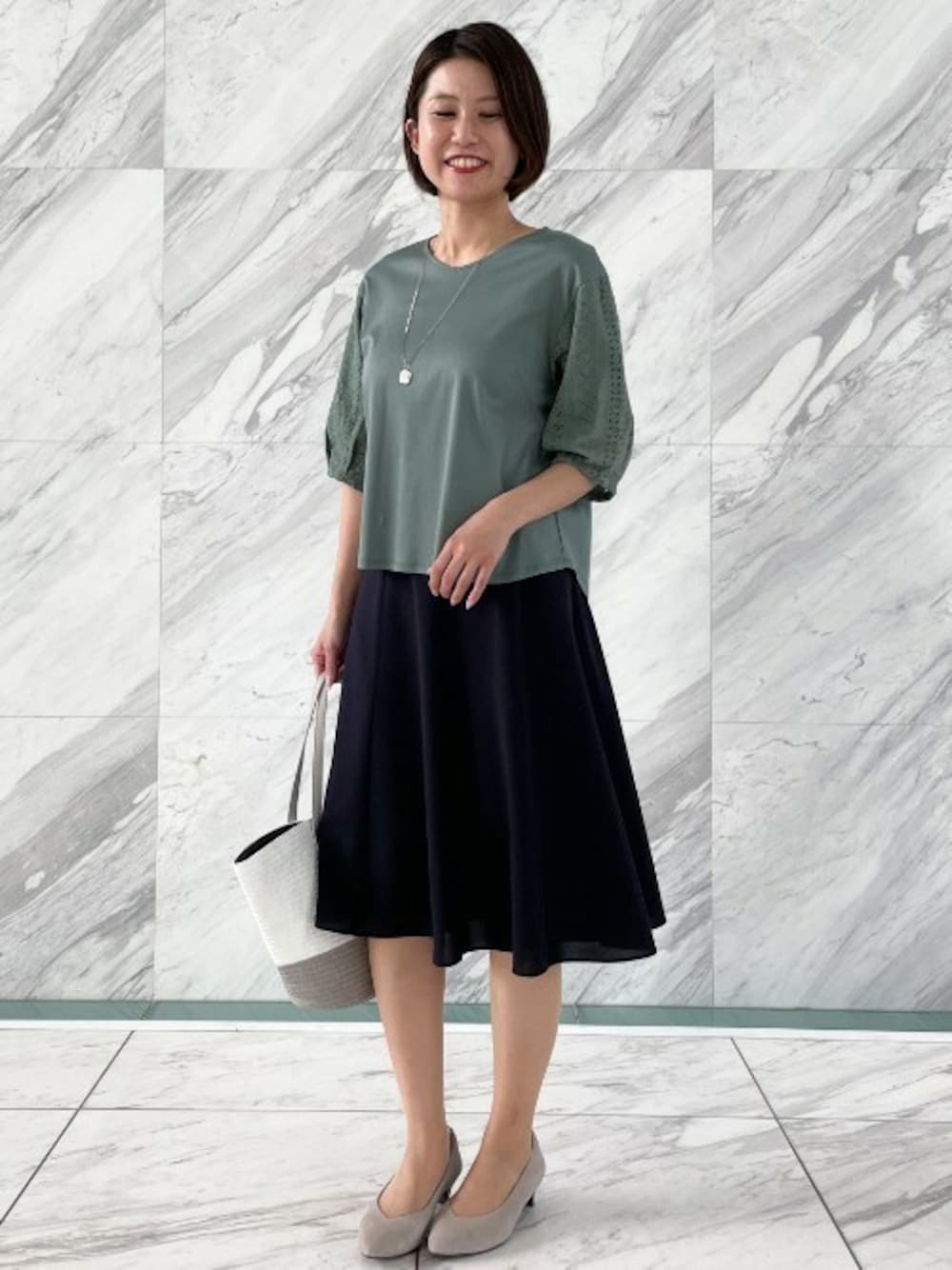 「通勤、スカート、大人コーデ、おでかけ、スカートスタイル、仕事、大人Tシャツ、デザイン袖、カラー×コーデ、やみつきパンプス」｜「Reflectの【洗える】フリュイドフレアスカート（スカート、ブルー系）」を使った、Reflectさん（レディース・168cm）の春コーディネートの1枚目の写真