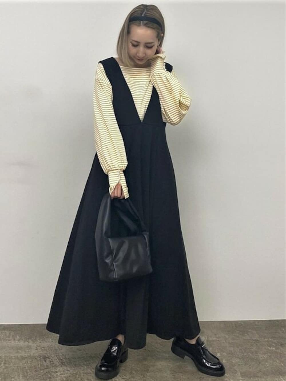 「ワンピース、ボーダー、ジャンスカ、大人カジュアル、カチューシャ、大人コーデ、春コーデ、リエディ」｜「Re:EDITのカットジャガード深Vネックジャンパースカート（ジャンパースカート、ブラック系）」を使った、yukikoさん（レディース・161cm）の春コーディネートの1枚目の写真