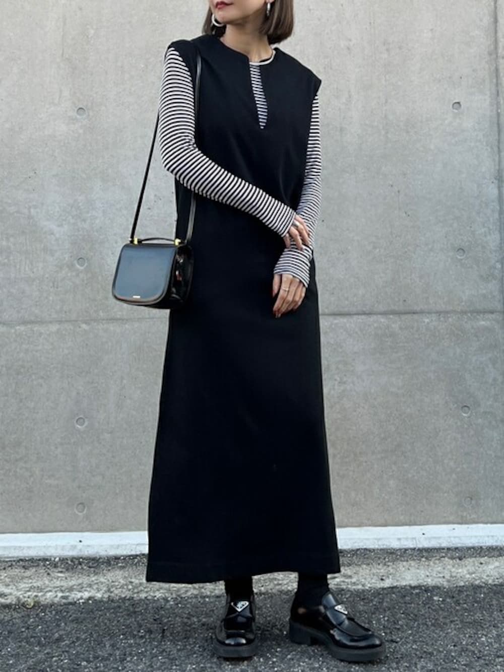 「ワンピース、ローファー、PRADA、冬コーデ、大人カジュアル、ロングワンピース、キーネック、Re:EDIT、リエディ、リエディ(Re:EDIT)」｜「Re:EDITの[低身長/高身長サイズ有]ヘリンボーンキーネックジャンパースカート（ジャンパースカート、ブラック系）」を使った、yukikoさん（レディース・161cm）の秋コーディネートの1枚目の写真