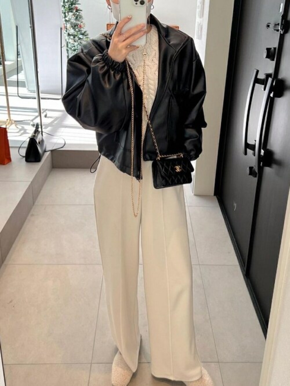 「ホワイト、ZARA、冬コーデ、リラックススタイル、ストレートパンツ、モノトーンコーデ、ラクチンコーデ、Re:EDIT、リエディ、リエディ(Re:EDIT)」｜「Re:EDITの[低身長/高身長サイズ有][イージーケア]ライトダンボールステッチデザインストレートパンツ（その他パンツ、ホワイト系）」を使った、yukikoさん（レディース・161cm）の冬コーディネートの1枚目の写真