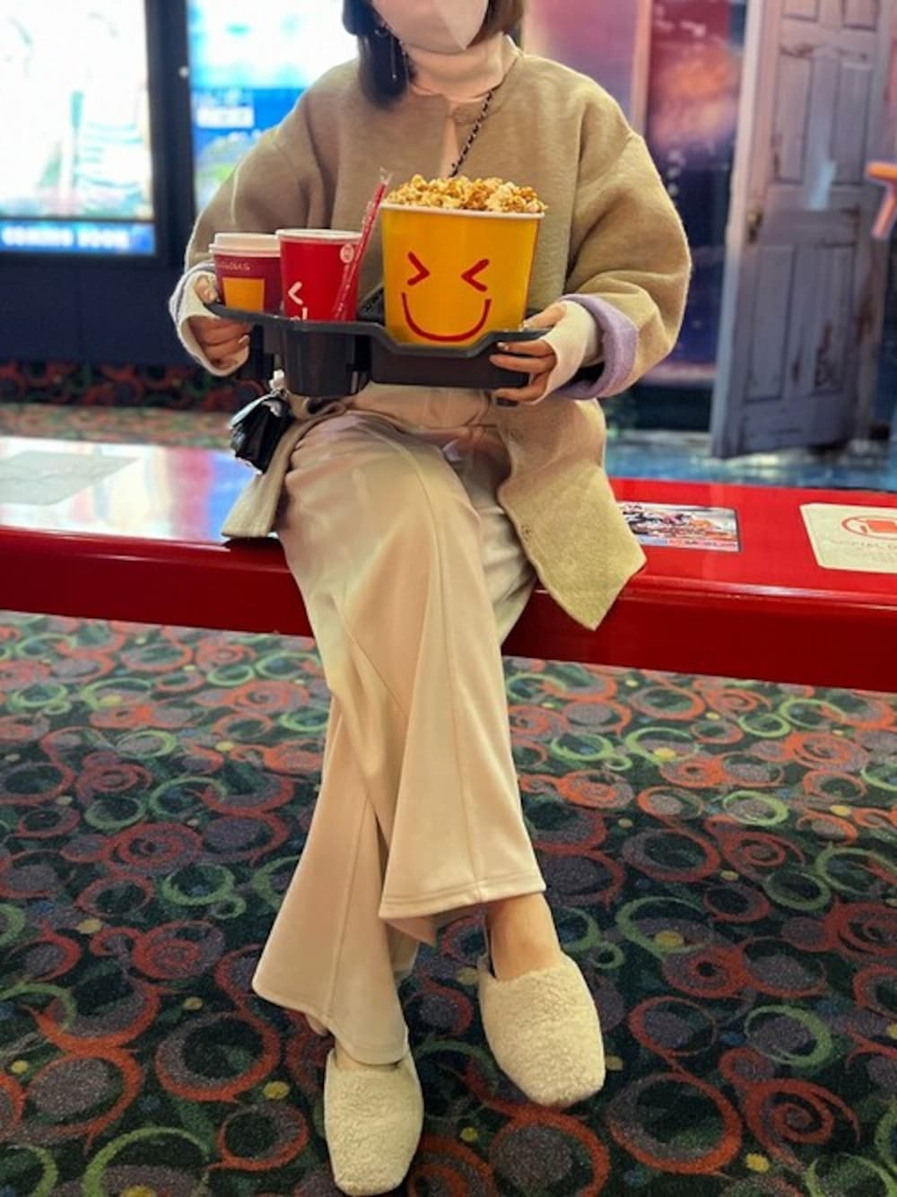「ニット、冬コーデ、タートルネック、カラーニット、イージーパンツ、リラックスパンツ、リラックススタイル、Re:EDIT、リエディ、リエディ(Re:EDIT)」｜「Re:EDITの[低身長/高身長サイズ有][イージーケア]ライトダンボールステッチデザインストレートパンツ（その他パンツ、ホワイト系）」を使った、yukikoさん（レディース・161cm）の冬コーディネートの1枚目の写真