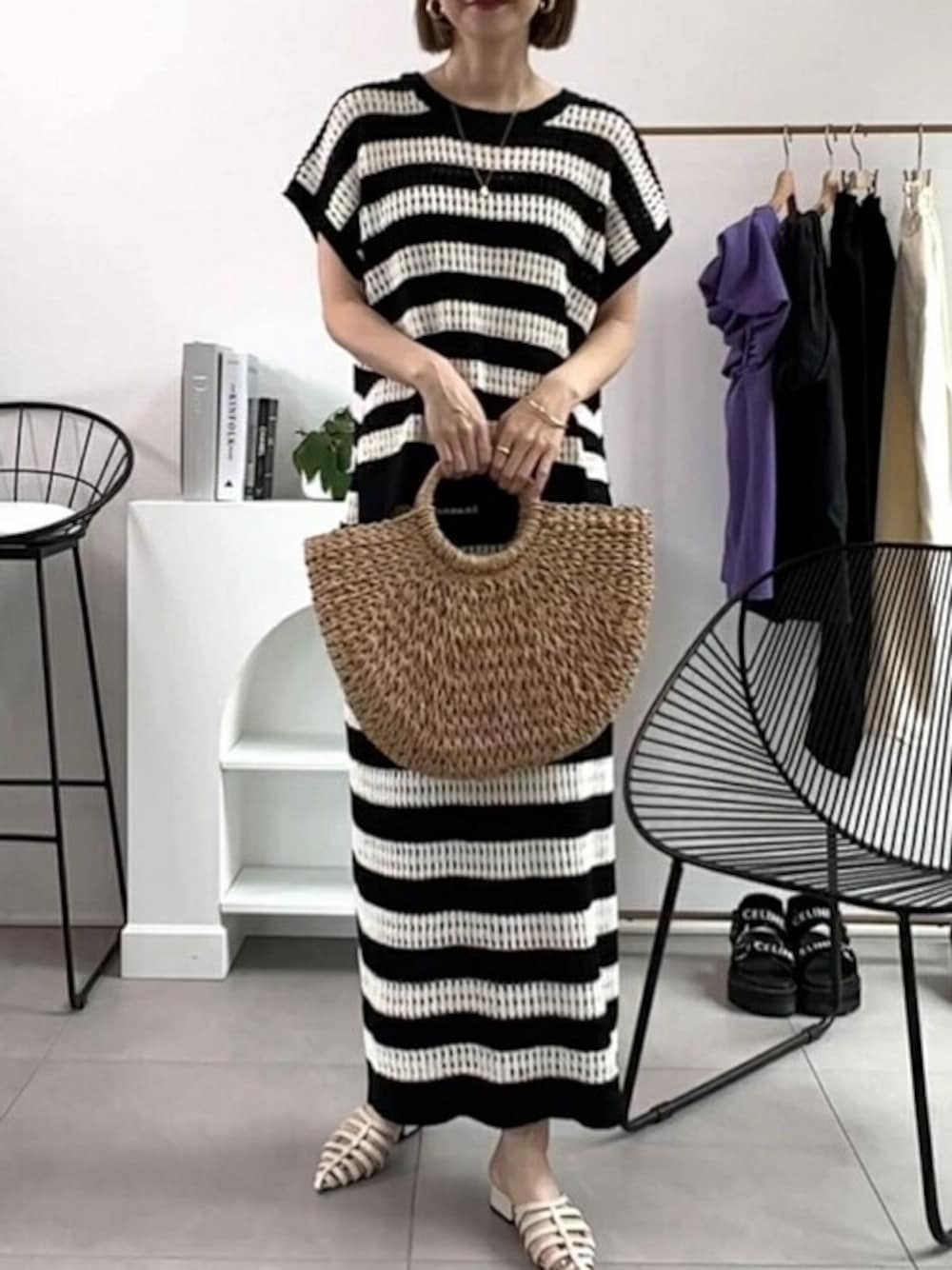 ホワイト系のニット/セーター、ホワイト系のスカート、ホワイト系のサンダルを着用したレディースの春コーディネートの1枚目の写真