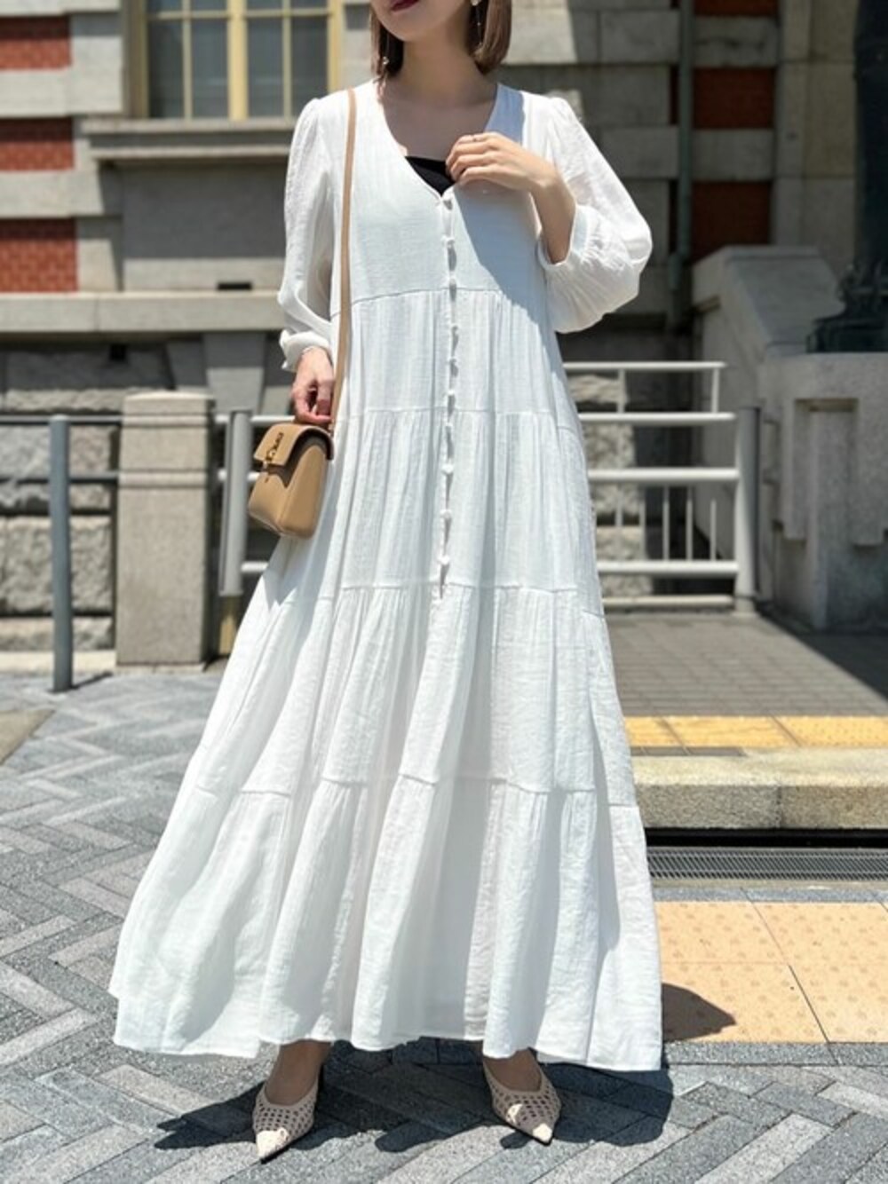「ワンピース、シャツワンピース、ロングワンピース、夏コーデ、バルーンスリーブ、ティアードワンピース、Re:EDIT、リエディ、ボリューム袖、リエディ(Re:EDIT)」｜「Re:EDITの[SUMMER DRESS COLLECTION][低身長/高身長サイズ有]Vネックコットンライクバルーンスリーブティアードワンピース（シャツワンピース、ホワイト系）」を使った、yukikoさん（レディース・161cm）の春コーディネートの1枚目の写真