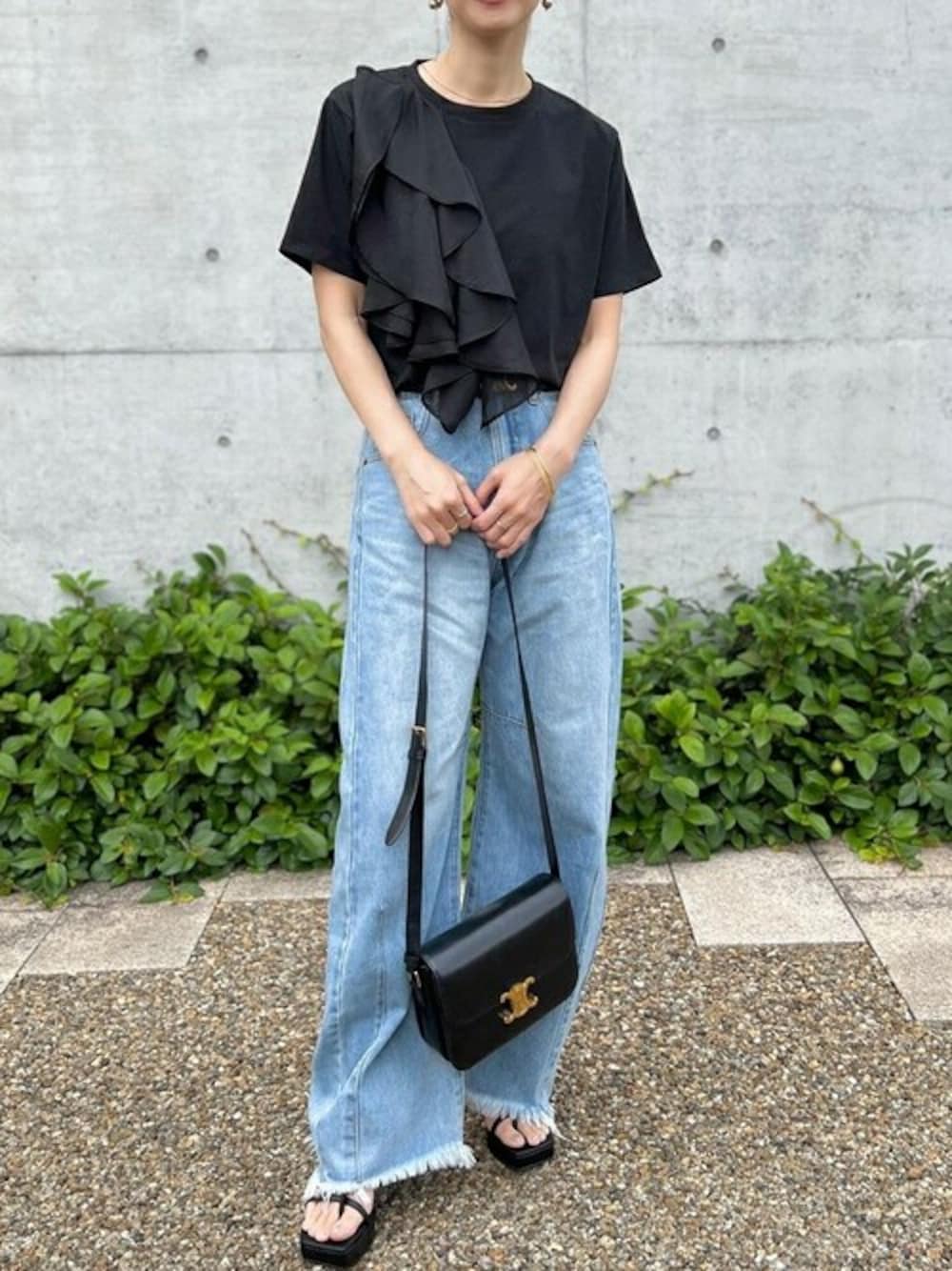 「デニム、Tシャツ、フリル、夏コーデ、フリルトップス、カーブパンツ、カーブデニム、Re:EDIT、リエディ、リエディ(Re:EDIT)」｜「Re:EDITの[接触冷感]コットン＆オーガンジーシアーフリルTシャツ（Tシャツ/カットソー、ブラック系）」を使った、yukikoさん（レディース・161cm）の夏コーディネートの1枚目の写真