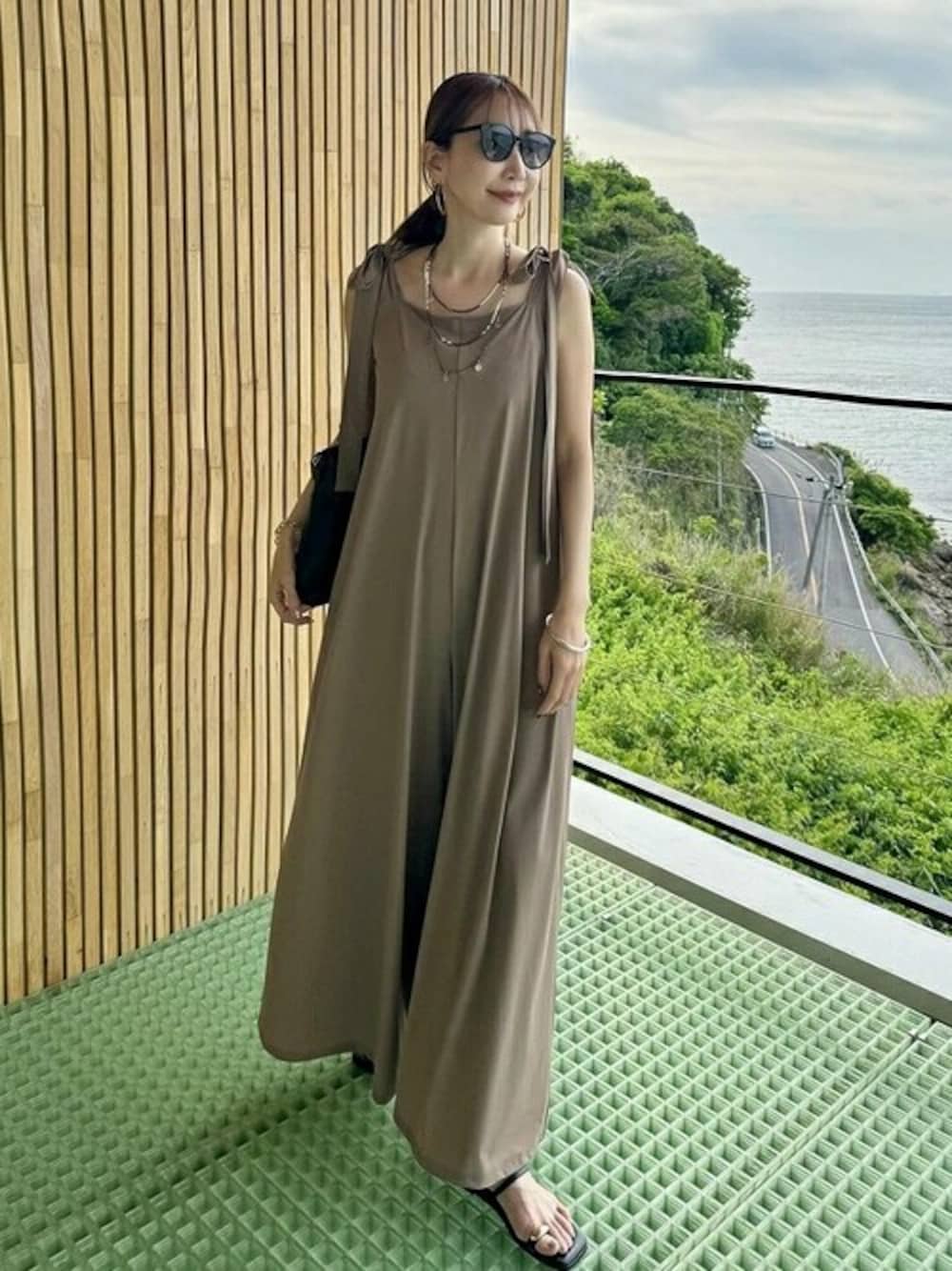 「ワンピース、海、オフショル、シンプルコーデ、水着、ママコーデ、ＵＶカット、ラッシュガード、プール、Re:EDIT」｜「Re:EDITの[DAILY SWIM][UVカット99％][接触冷感][速乾][水陸両用][低身長/高身長/大きいサイズ有]ラッシュガード2WAYリボンオフショルオールインワン（ラッシュガード、ブラウン系）」を使った、yukikoさん（レディース・161cm）の夏コーディネートの1枚目の写真