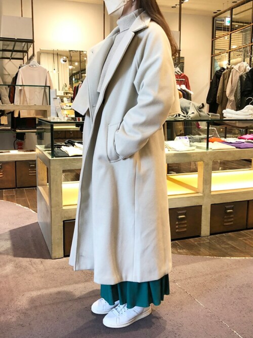 「ウールコート、ウールロングコート、EUCLAID、エウクレイド」｜「EUCLAIDのフェイクウールスタンドカラーコート（その他アウター、ホワイト系）」を使った、EUCLAID Staffさん（レディース・161cm）の秋コーディネートの1枚目の写真