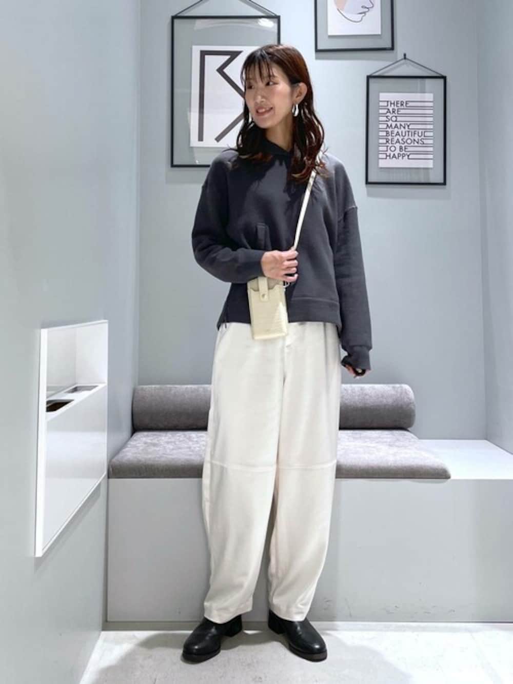 グレー系のTシャツ/カットソー、ホワイト系のショルダーバッグ、ホワイト系のその他パンツを着用したレディースの秋コーディネートの1枚目の写真