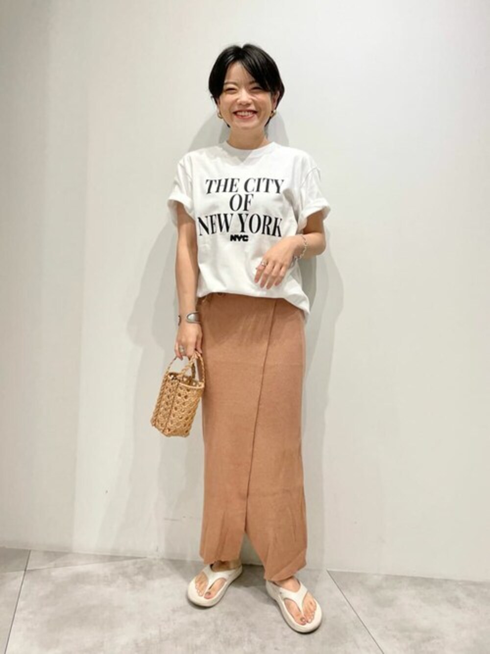 ホワイト系のTシャツ/カットソーを着用したレディースの夏コーディネートの1枚目の写真
