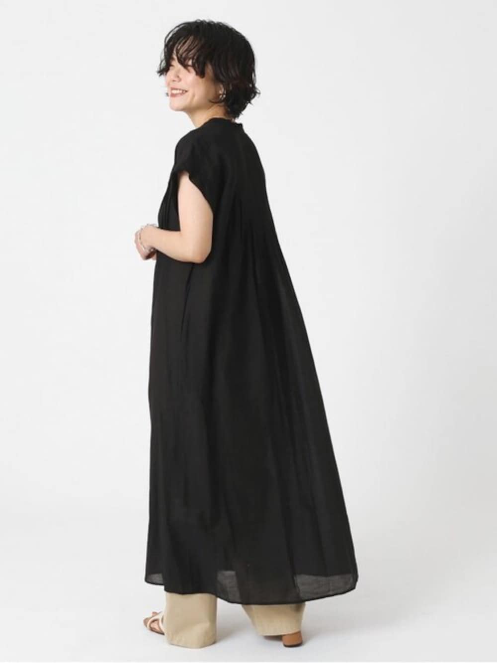 「ワンピース、ブラック、レイヤードスタイル、プチプラ、B.C STOCK、プチプラコーデ、ママコーデ、30代、ママファッション、30代コーデ」｜「B.C STOCKの《追加》ボイルタックワンピース（ワンピース、ブラック系）」を使った、O川さん（レディース・157cm）の秋コーディネートの1枚目の写真