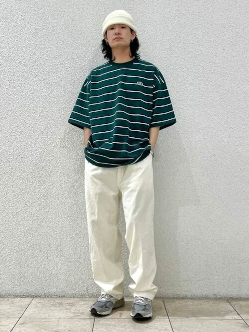 グリーン系のTシャツ/カットソーを着用したメンズの春コーディネートの1枚目の写真