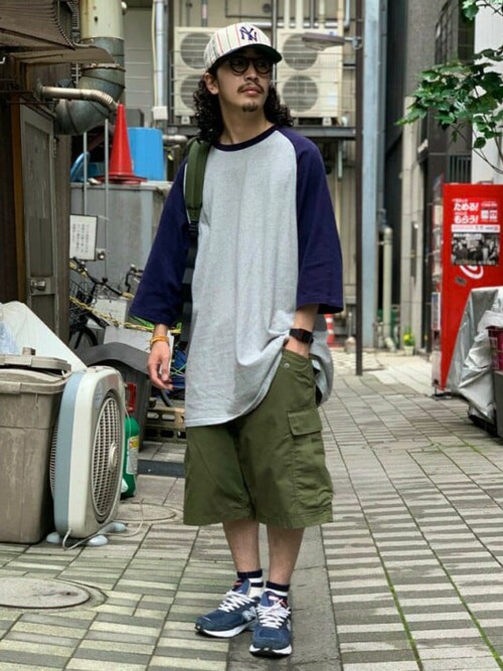 ブルー系のTシャツ/カットソー、グリーン系のその他パンツ、グリーン系のバックパック/リュックを着用したメンズの夏コーディネートの1枚目の写真