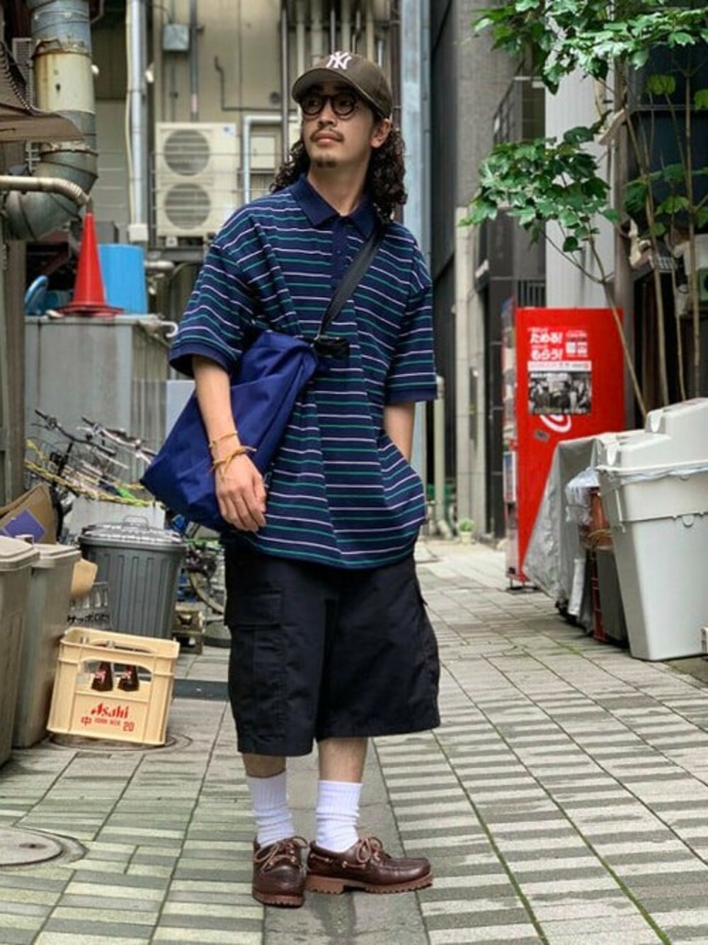 ブルー系のポロシャツ、ブラック系のその他パンツ、ブラウン系のモカシン/デッキシューズを着用したメンズの夏コーディネートの1枚目の写真