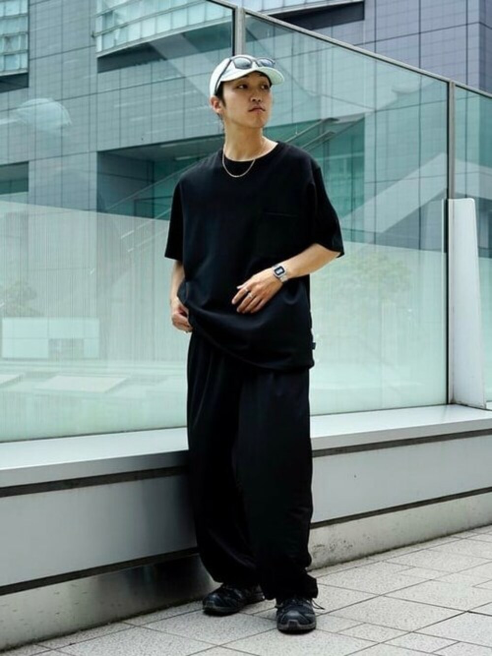 ブラック系のTシャツ/カットソー、ブラック系のその他パンツを着用したメンズの夏コーディネートの1枚目の写真